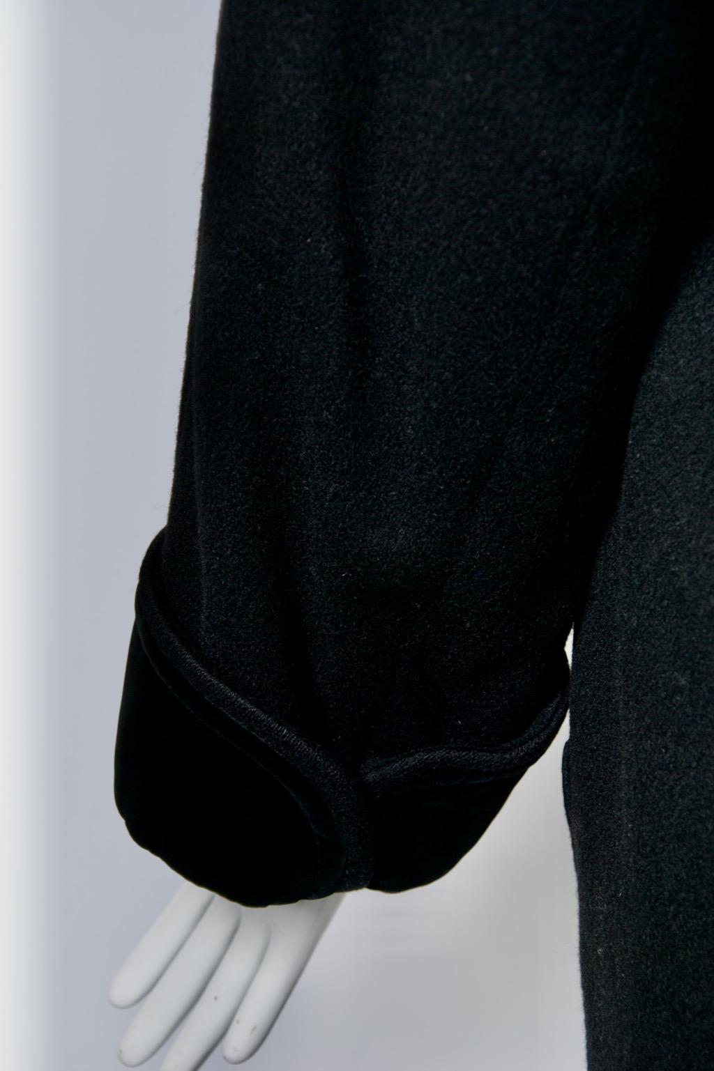 Saint Laurent Cappotto 3/4 nero con finiture in velluto in vendita 1