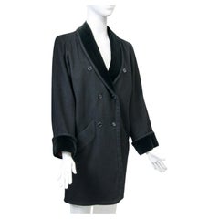 Saint Laurent Abrigo 3/4 negro con ribete de terciopelo