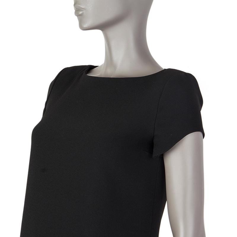 Saint Laurent short-sleeve shift dress in black acetate (57%) and viscose (43%). With wide neck and shoulder pads. Closes with invisinle zipper on the back. Lined in black silk (100%). Has been worn and is in excellent condition. 

Tag Size 36
Size