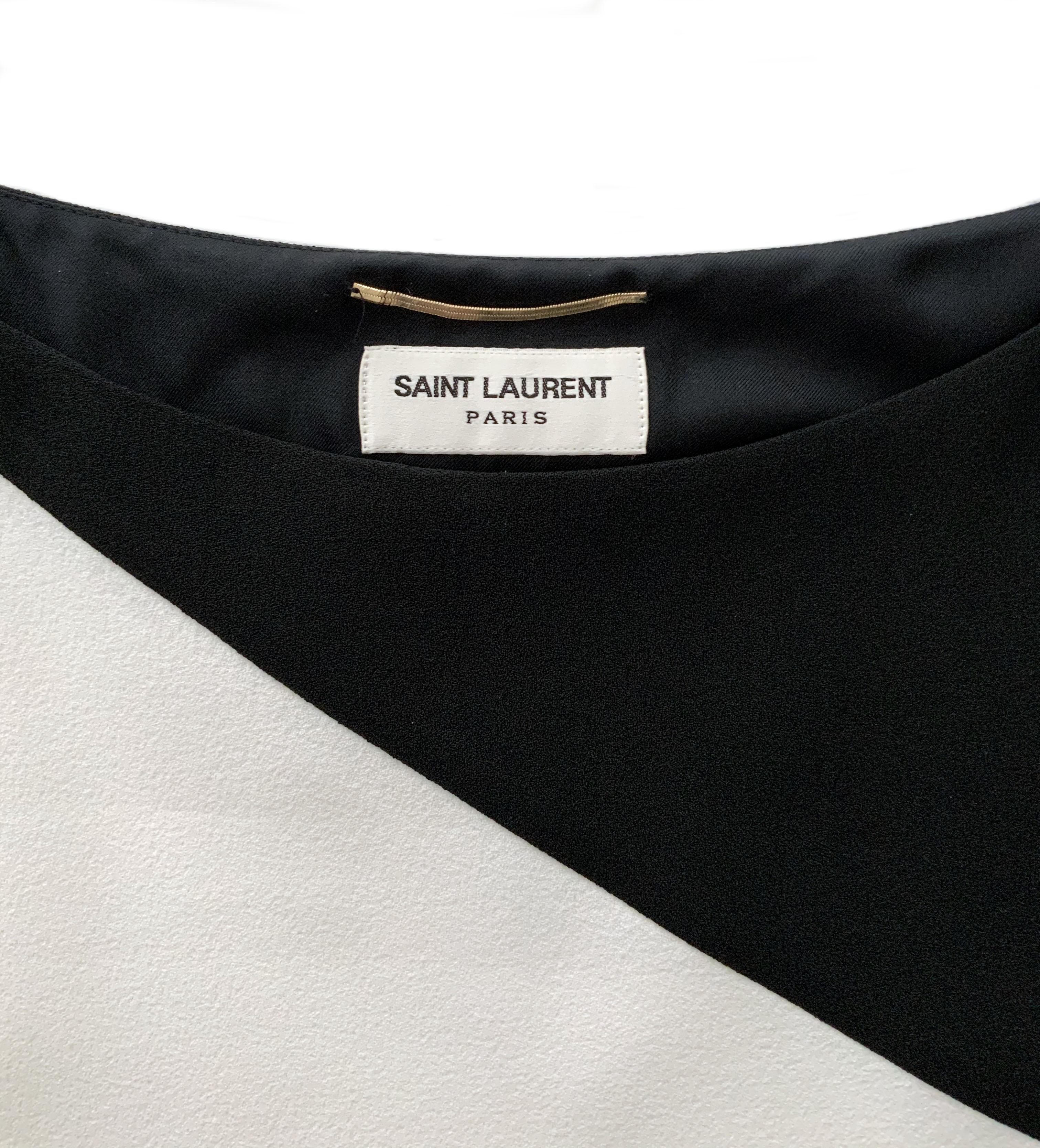 This pretty sharp looking dress from the house of Saint Laurent is an easy dress to wear for the summer or for an evening.
it is characterized by a soft white and black fabric assymetrically assembled.

Fabric: 57% acetate, 43% rayon
Lining: 100%