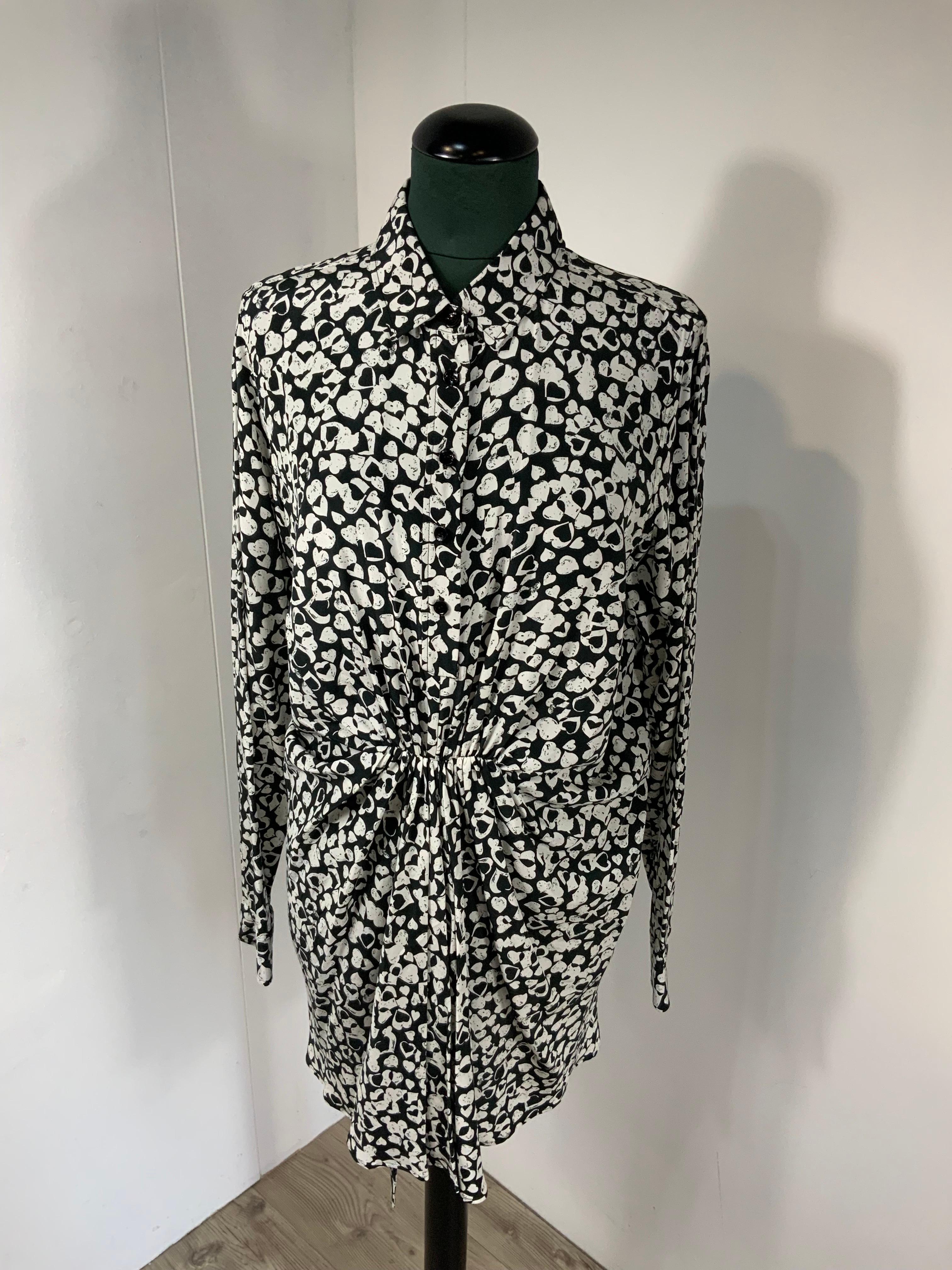 SAINT LAURENT DRESS.
2017 Ready to Wear.
In silk. Heart fantasy.
The size is not indicated but it fits an Italian 40/42.
Shoulders 40 cm
Waist 50 cm
Length 93 cm
Sleeve 69 cm
New with tag, never worn.