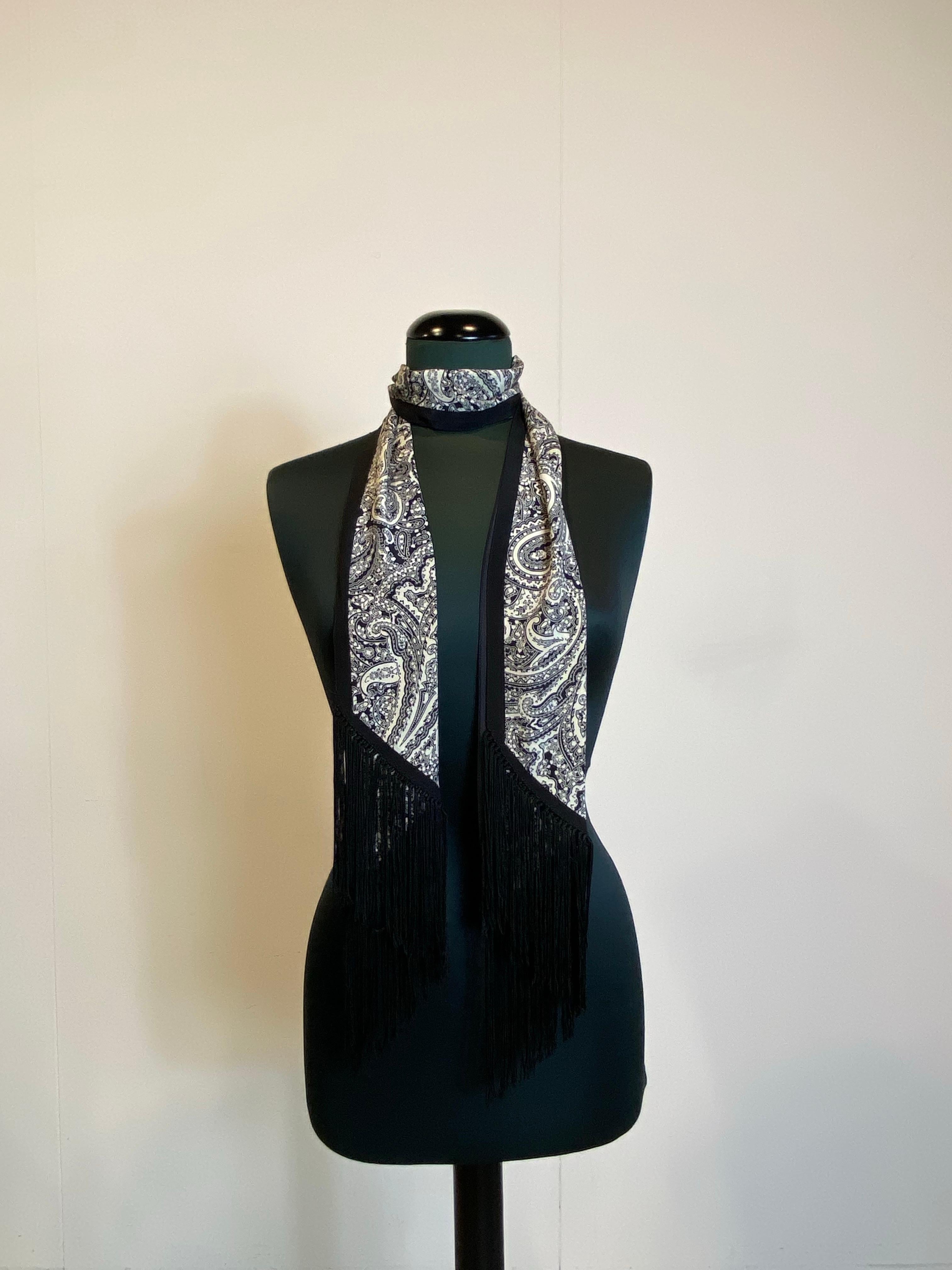 Saint Laurent
Seta, motivo Paisley.
155 cm di lunghezza
9 cm di larghezza
Nuovo