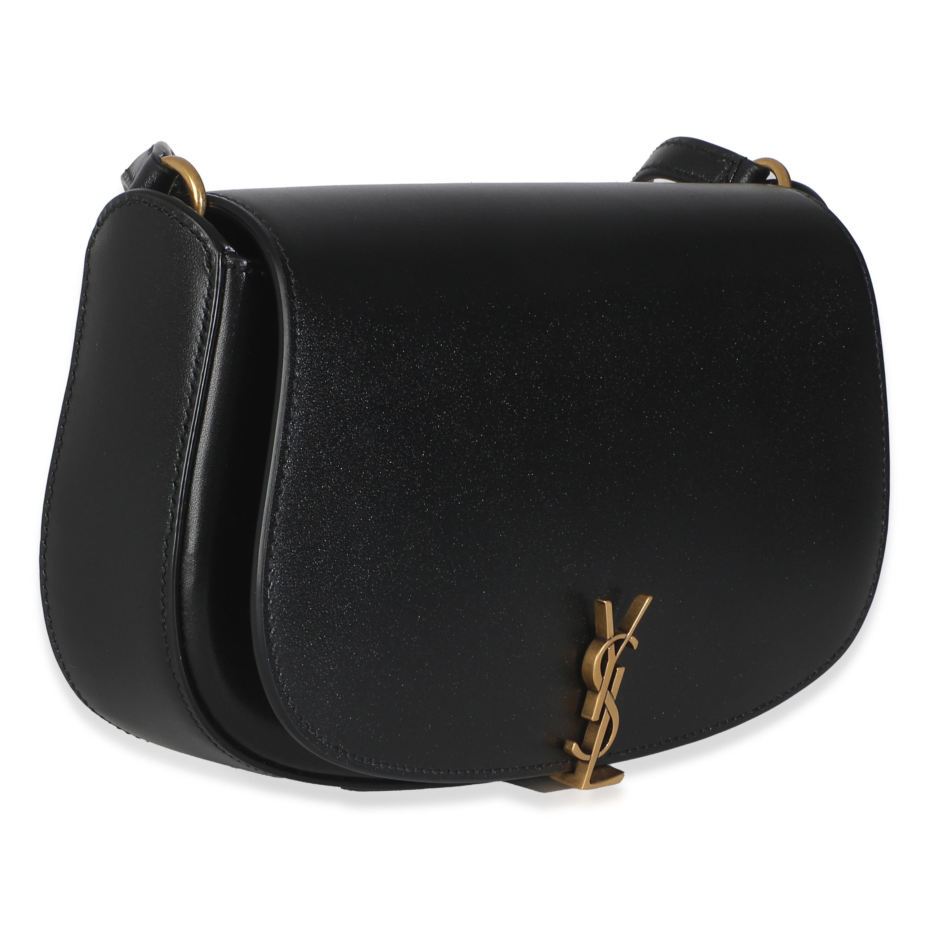 Titolo dell'elenco: Saint Laurent Scatola nera in pelle di vitello Mini Voltaire
SKU: 146398
MSRP: 2100.00 USD
Condizioni: Usato 
Condizioni della borsa: Eccellente
Commenti sulle condizioni: L'articolo è in ottime condizioni e presenta leggeri