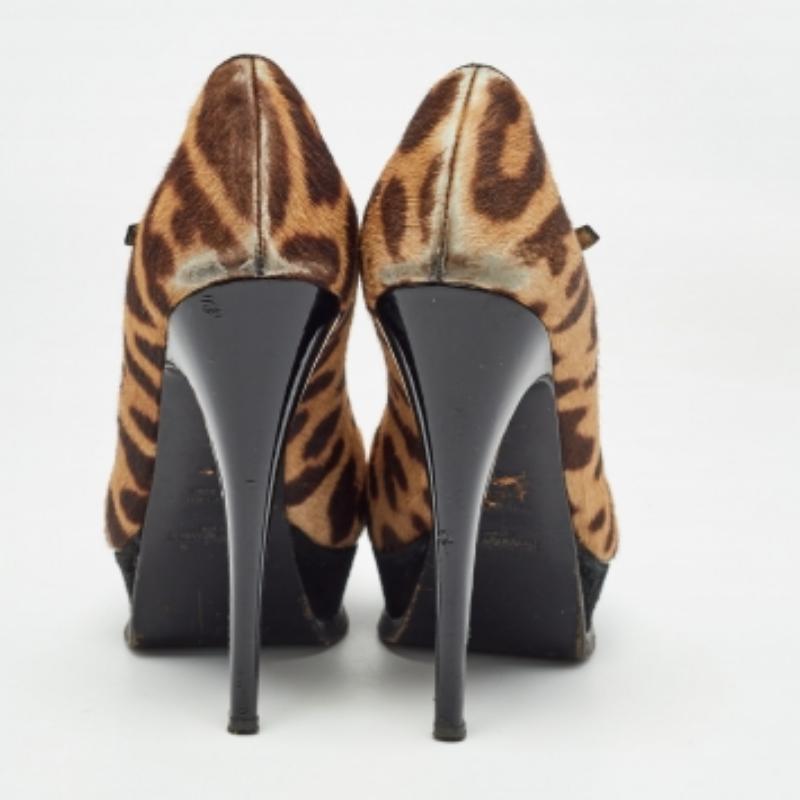 Saint Laurent Pumps con stampa animale in pelo di vitello nero/marrone misura 36 In condizioni discrete in vendita a Dubai, Al Qouz 2