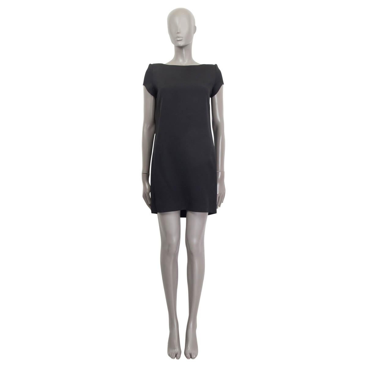 100% authentisches Saint Laurent Kleid mit kurzen Ärmeln aus schwarzem Acetat (50%), Viskose (37%) und Seide (13%). Mit gepolsterten Schultern. Wird mit einem verdeckten Reißverschluss und einem Haken auf der Rückseite geöffnet. Gefüttert mit