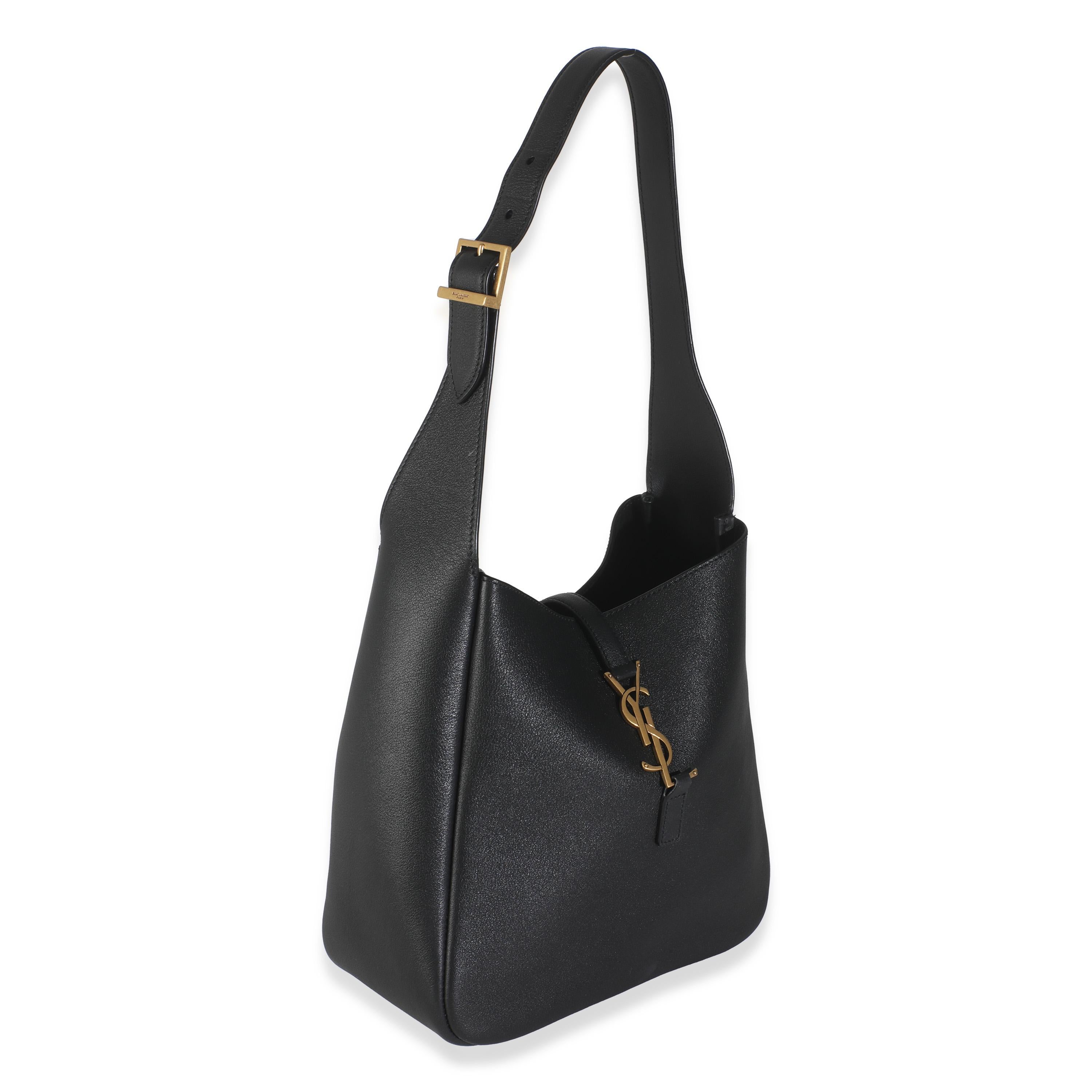 Título del listado: Saint Laurent Piel de becerro negra Le 5 A 7 Hobo suave
SKU: 146382
Estado: Seminuevo 
Descripción del estado: La Rive Gauche se refiere a la orilla sur del río Sena, también conocida como Orilla Izquierda o Rive Gauche en