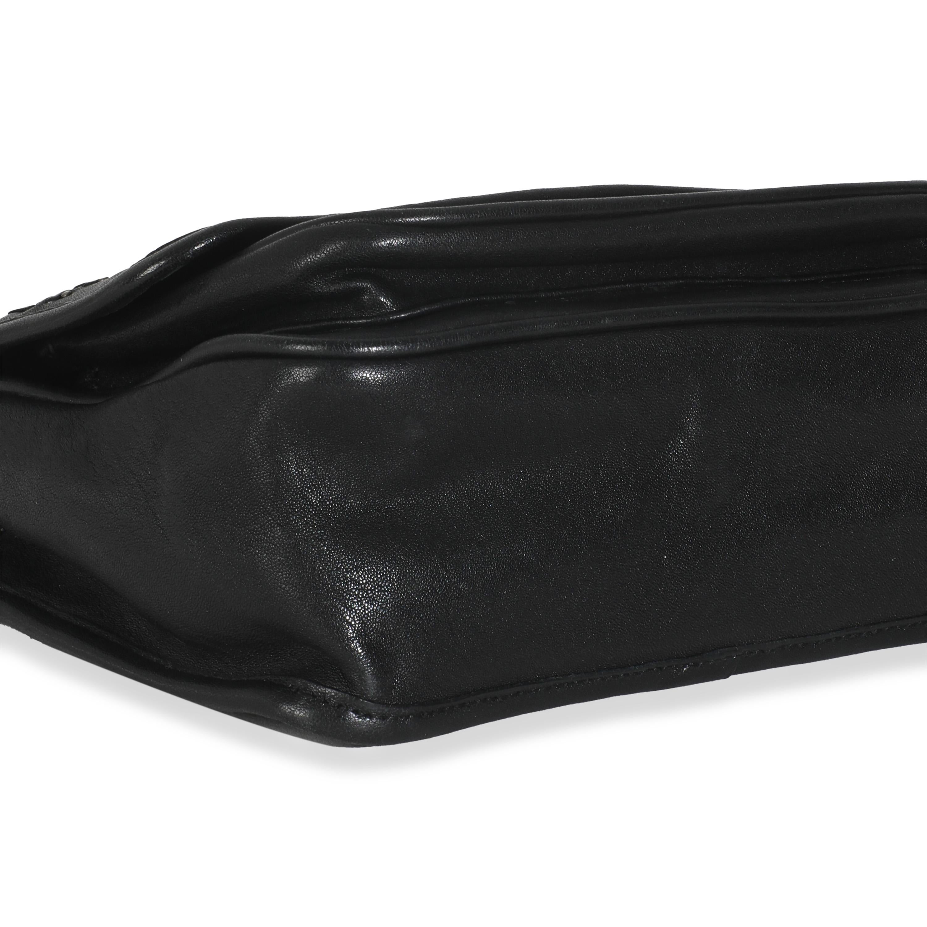 Saint Laurent Kleine Niki-Kettentasche aus schwarzem Kalbsleder aus Matelasse mit Nieten für Damen oder Herren im Angebot