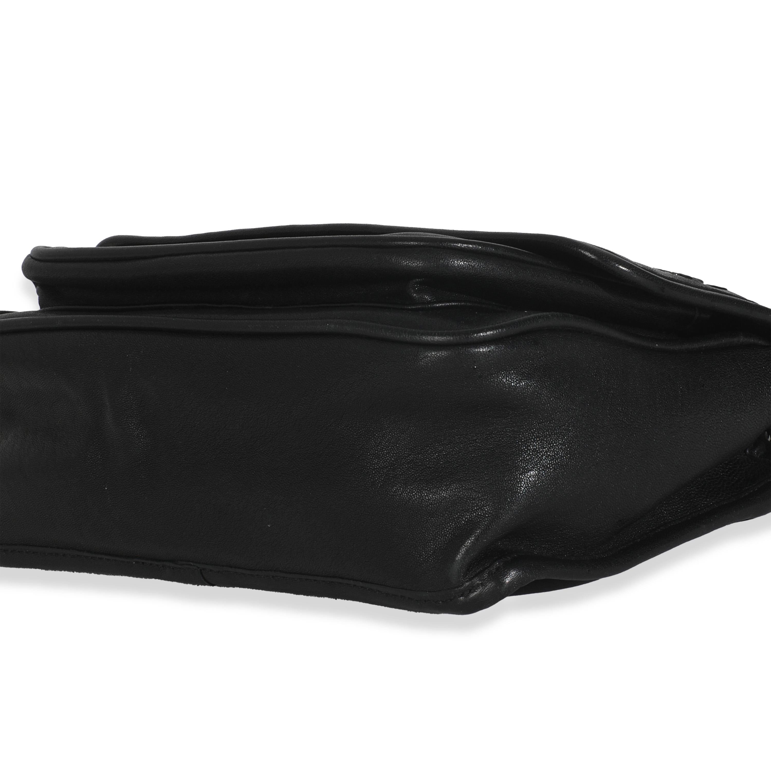 Saint Laurent Kleine Niki-Kettentasche aus schwarzem Kalbsleder aus Matelasse mit Nieten im Angebot 2