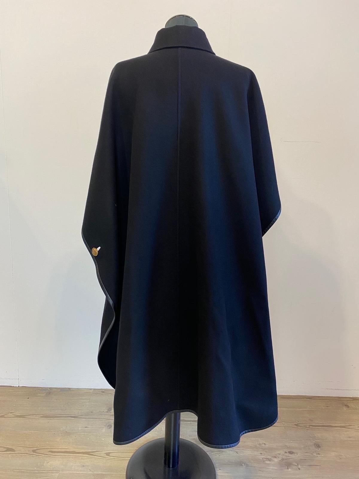 Nero Saint Laurent mantella in cashmere nero con bordo in pelle FW 20/21 in vendita