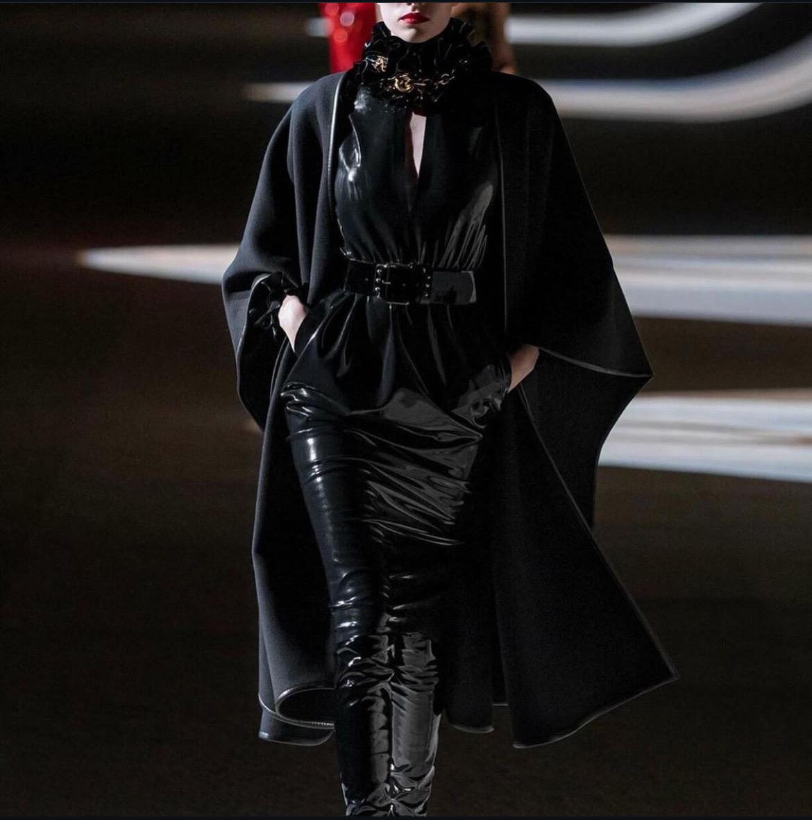 Saint Laurent mantella in cashmere nero con bordo in pelle FW 20/21 in vendita 3