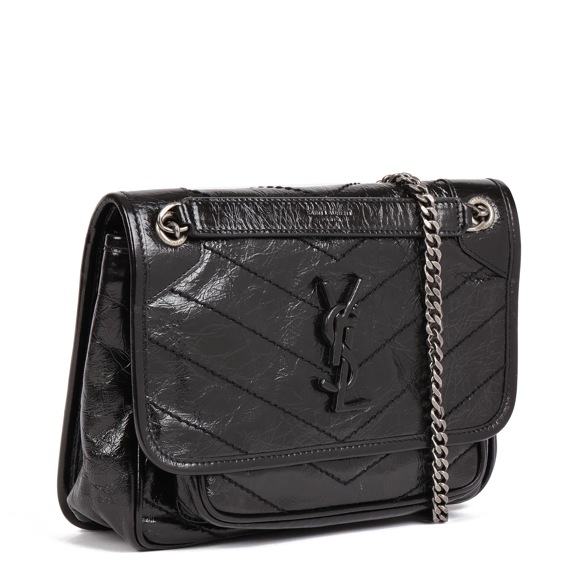 SAINT LAURENT
Black Chevron Quilted Crinkled Calfskin Leather Baby Niki

Xupes Reference: HB4637
Serial Number: X
Age (Circa): 2019
Accompanied By: Saint Laurent Dust Bag, Care Booklet
Authenticity Details: Date Stamp (Made in Italy)
Gender:
