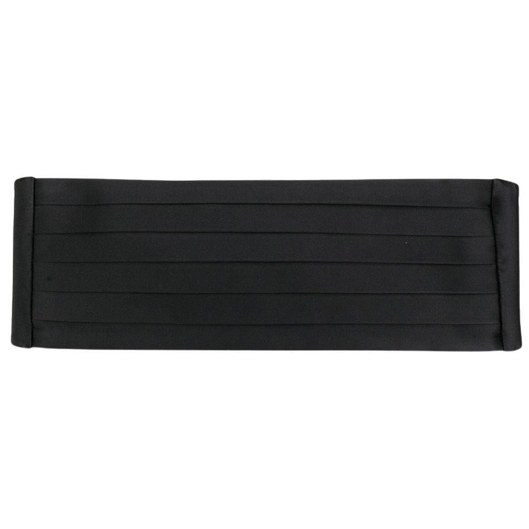 Saint Laurent Klassisches schwarzes Saint Laurent Smoking-Gürtel aus Seidensatin mit plissiertem Kummerbund Gr. Medium im Angebot