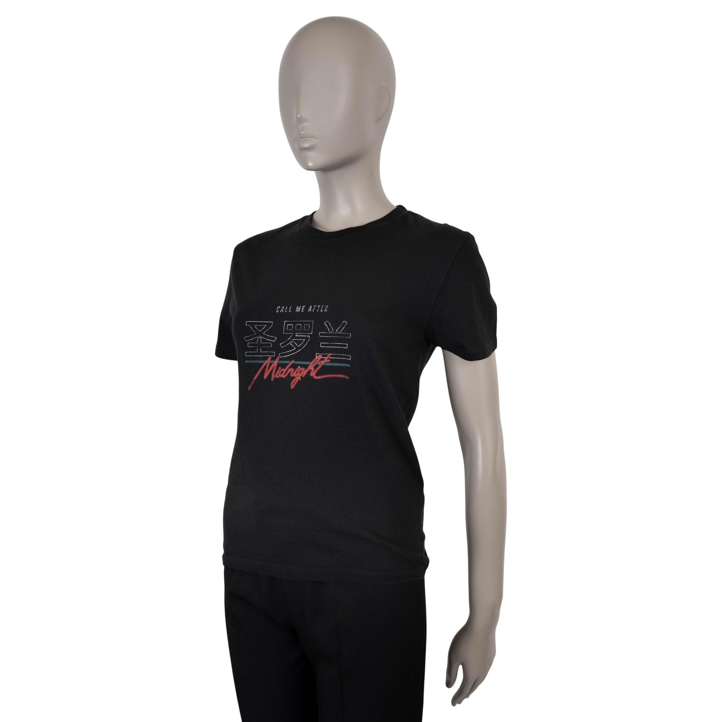 Ce T-shirt Saint Laurent 100% authentique est réalisé en jersey de coton noir (100%), offrant une sensation de douceur et d'authenticité typique des vêtements décontractés de la Maison. Il présente une silhouette décontractée avec un col ras du cou