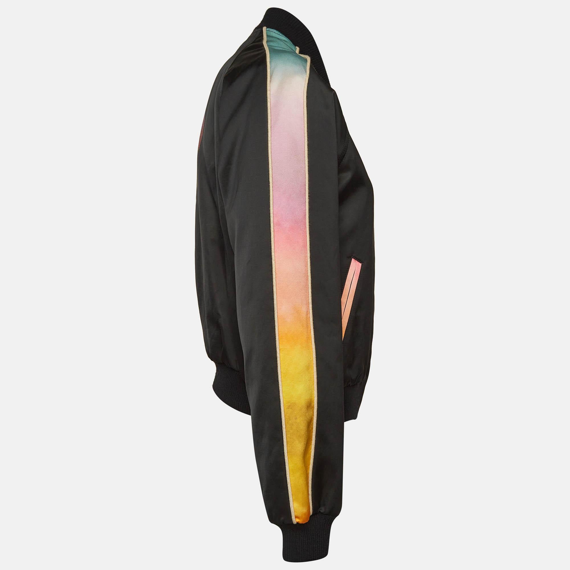 Les blousons bombardiers sont à la mode depuis un certain temps déjà et cette création polyvalente de Saint Laurent pourrait bien être le bon choix pour rejoindre la vague de la mode. Cette veste en coton est ornée de rayures arc-en-ciel et d'une