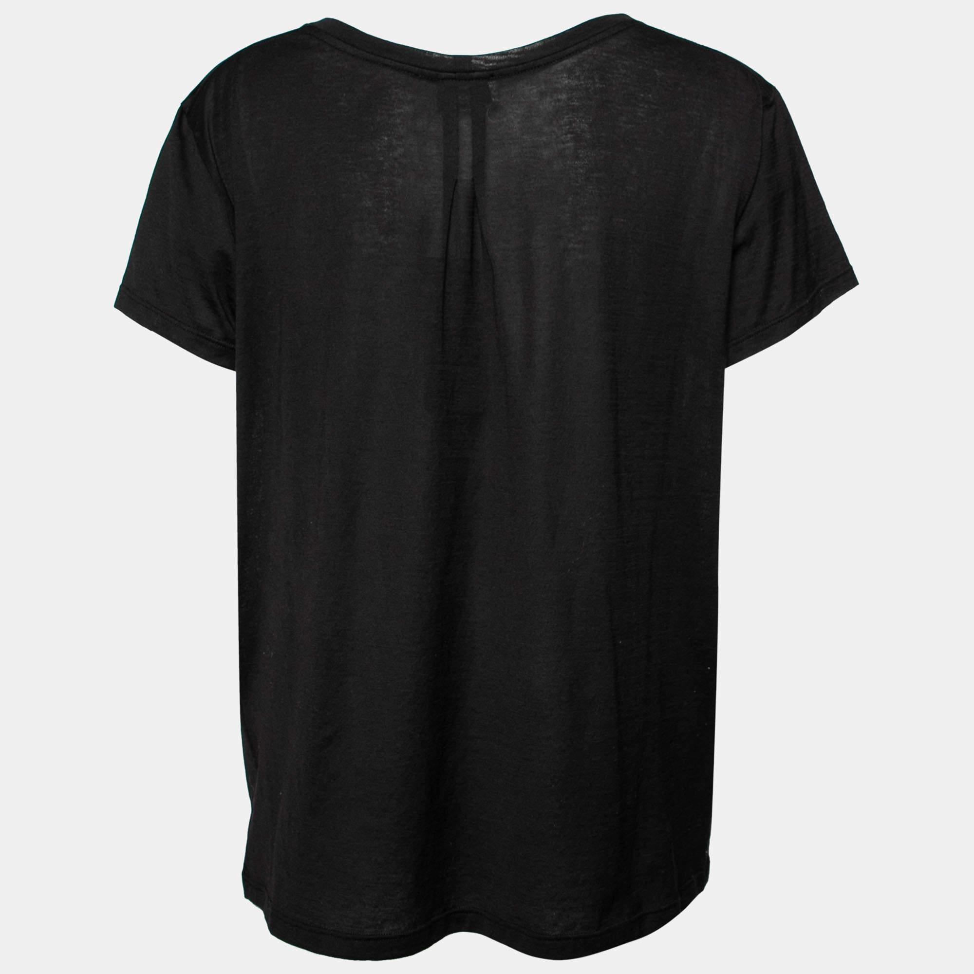 Simple mais élégant, ce top de Saint Laurent sera un excellent complément à votre garde-robe. Il est taillé dans un tissu de coton noir et comporte une poche sur le devant. Il est doté de manches courtes et d'un col ras du cou. Il peut être associé