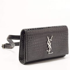 Saint Laurent Kate Gürteltasche aus schwarzem Leder mit Krokodillederprägung
