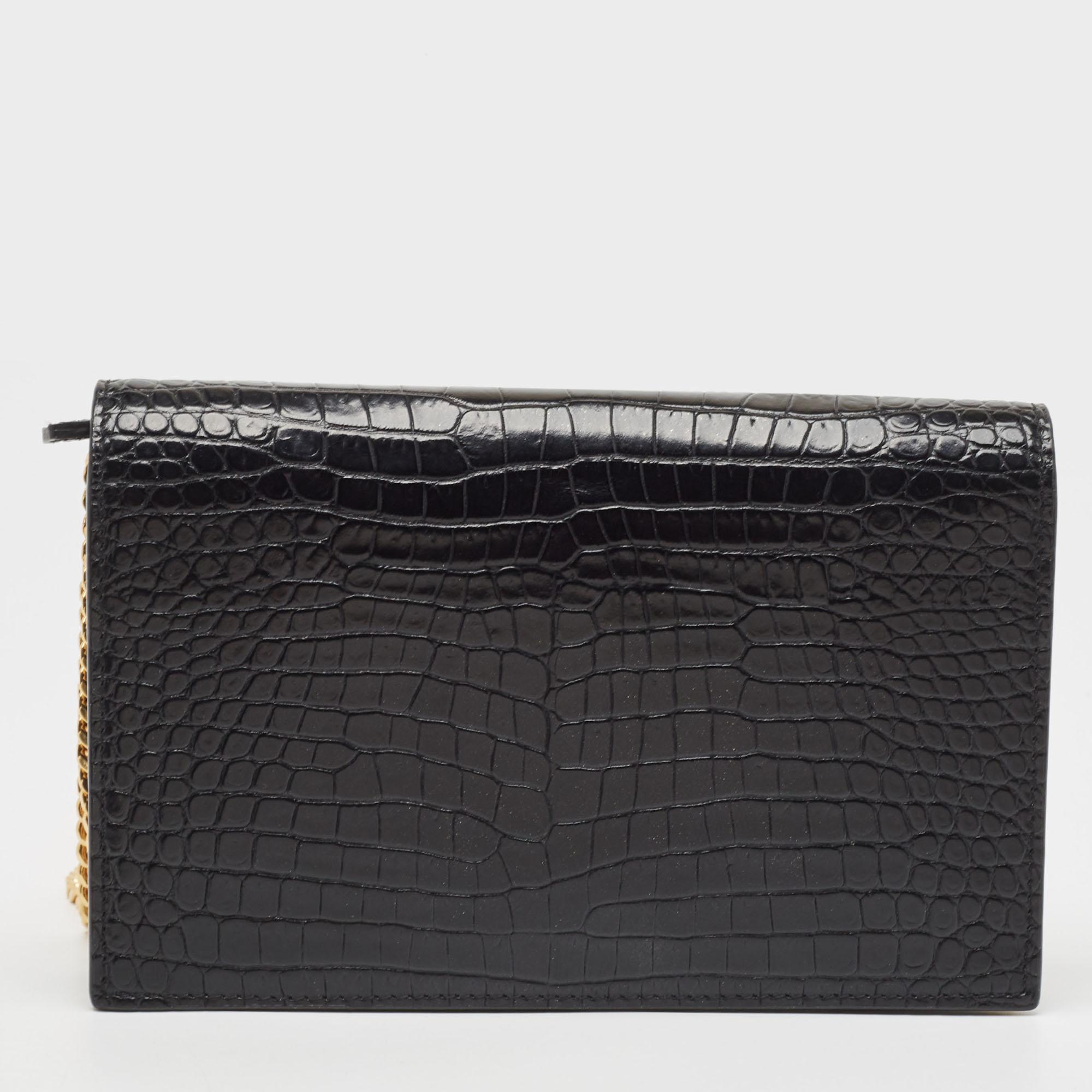 A charming companion for your next evening party, this Saint Laurent Kate chain wallet is a well-crafted design. It can be carried in a chic way with the chain shoulder strap, and its interior will keep your valuables in a refined way. . Created