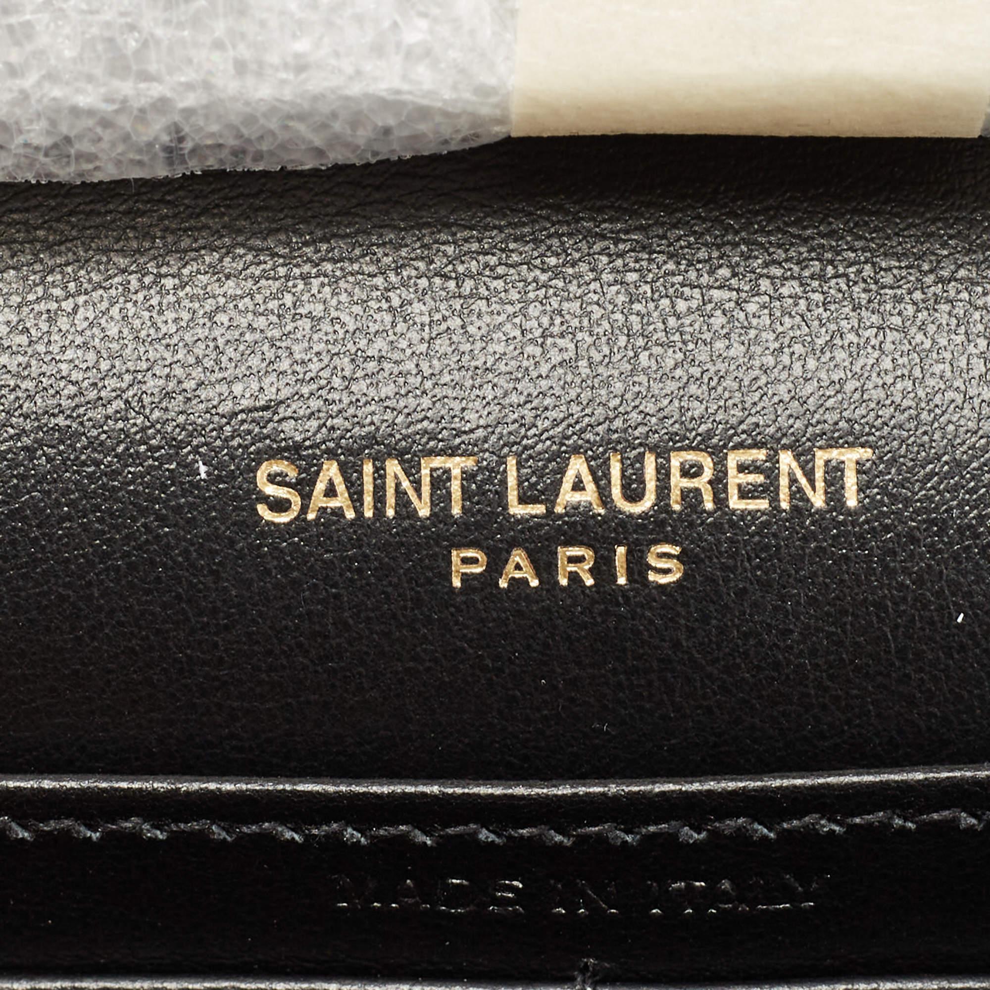 Saint Laurent Portemonnaie aus schwarzem Leder mit Krokodilleder-Monogramm an Kette 3