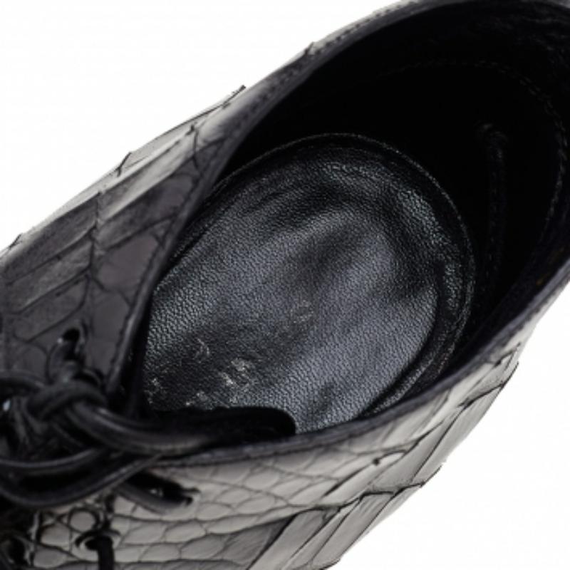 Saint Laurent Botines de piel de cocodrilo negra con puntera abierta Talla 37.5 en Bueno estado para la venta en Dubai, Al Qouz 2