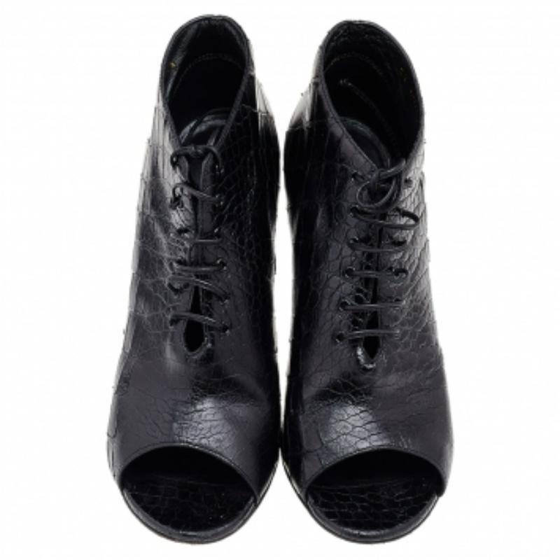 De las mujeres Saint Laurent Botines de piel de cocodrilo negra con puntera abierta Talla 37.5 en venta