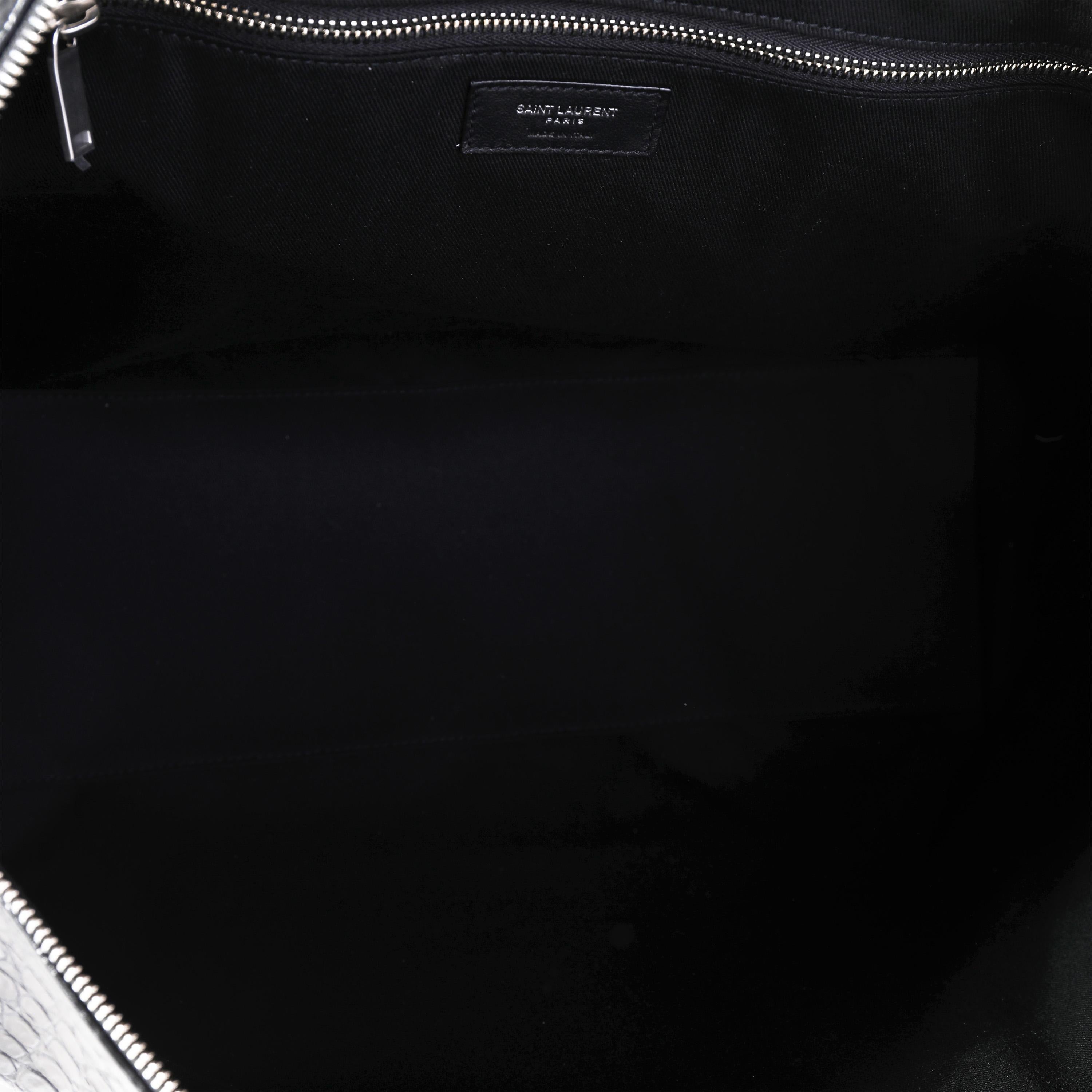 Titel der Auflistung: Saint Laurent Schwarze Bowlingtasche mit Krokodil-Prägung
SKU: 119713
Zustand: Gebraucht (3000)
Zustand der Handtasche: Ausgezeichnet
Marke: Saint Laurent
Modell: Bowling-Wochenendtasche
Herkunftsland: Italien
Handtasche