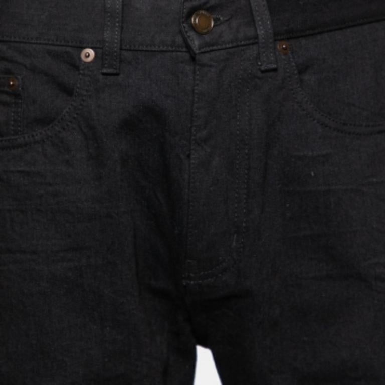 Machen Sie es sich bequem mit diesen Shorts von Saint Laurent. Die schwarzen Shorts sind aus Baumwolle geschneidert und haben ein schlichtes Design. Sie sind mit Gürtelschlaufen in der Taille, einem Knopfverschluss und mehreren Taschen ausgestattet.