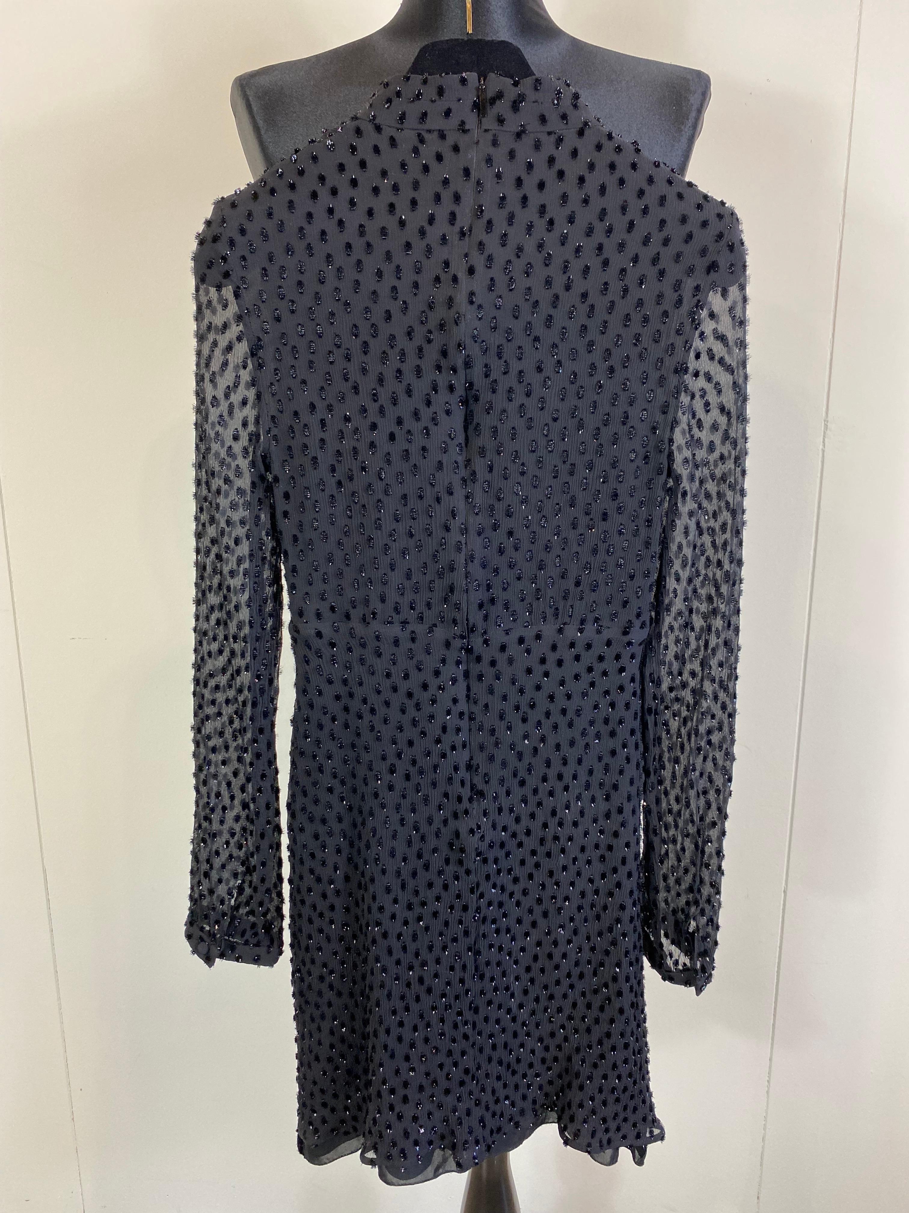 Robe Saint Laurent en soie et lurex noir.
Un nœud et un crochet se trouvent sur l'encolure avant.
Fermeture à glissière invisible au centre du dos.
En parfait état.
Taille 34 Français
Épaules 36 cm
Buste 36 cm
Taille 32 cm
Bassin 36 cm
Longueur