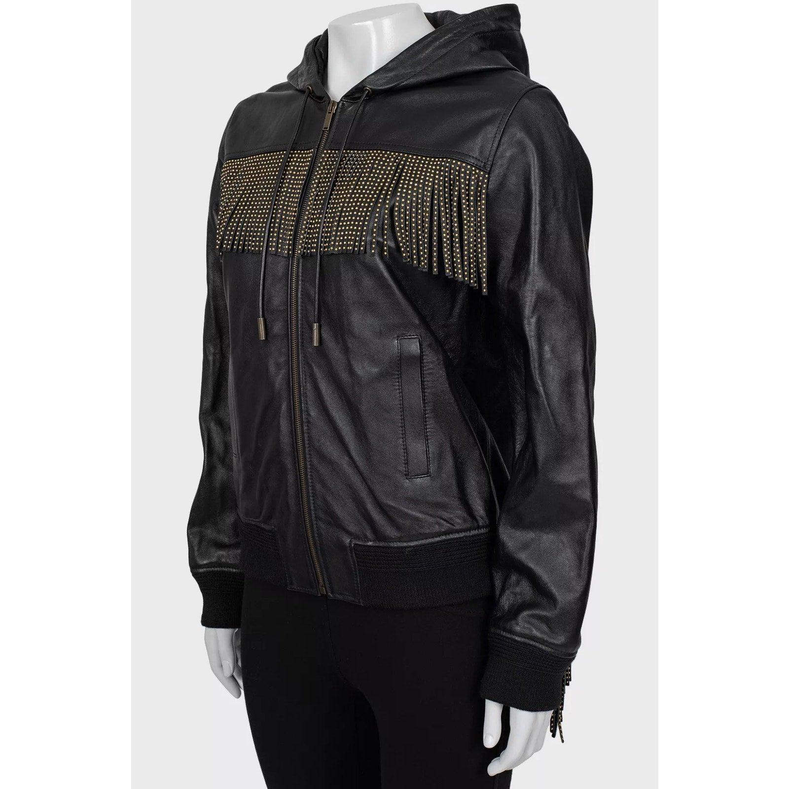 Cette superbe veste en cuir noir de Saint Laurent rehausse votre garde-robe ! Fabriquée en 100% cuir véritable et doublée d'un confortable mélange cupro-coton, cette veste exsude une sophistication rock-chic. Sa silhouette ajustée et flatteuse, sa