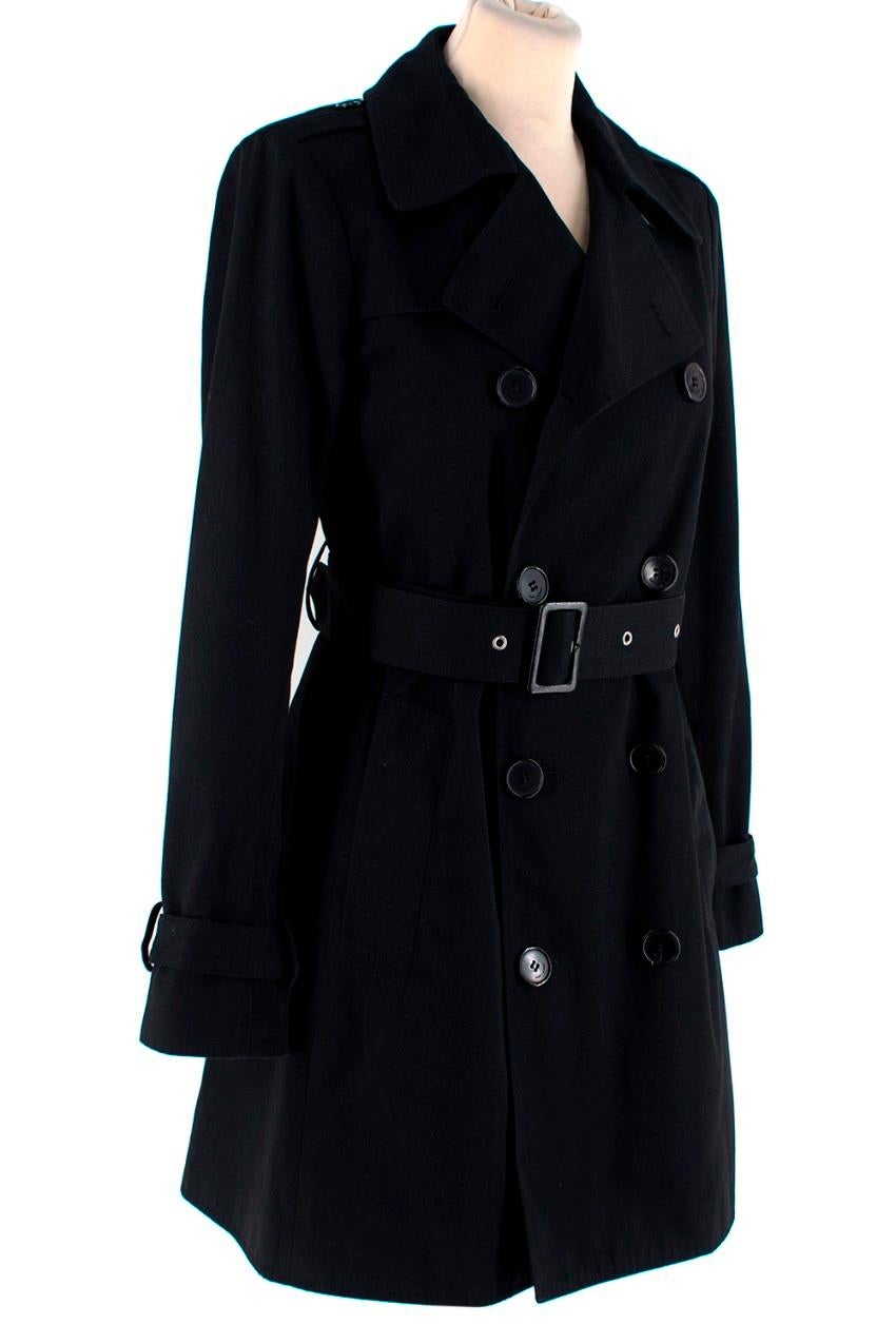 Saint Laurent Schwarzer Gabardine Kurzer Trenchcoat
 

 - Schwarzer klassischer Trenchcoat aus Gabardine, in kürzerer, oberschenkellanger Ausführung
 - Zweireihig, Knopfleiste mit Schnallengürtel und Manschetten
 - Einfacher Rückenschlitz, mit