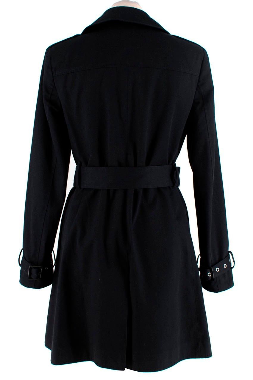 Saint Laurent Schwarzer kurzer Gabardine-Trenchcoat im Zustand „Hervorragend“ in London, GB