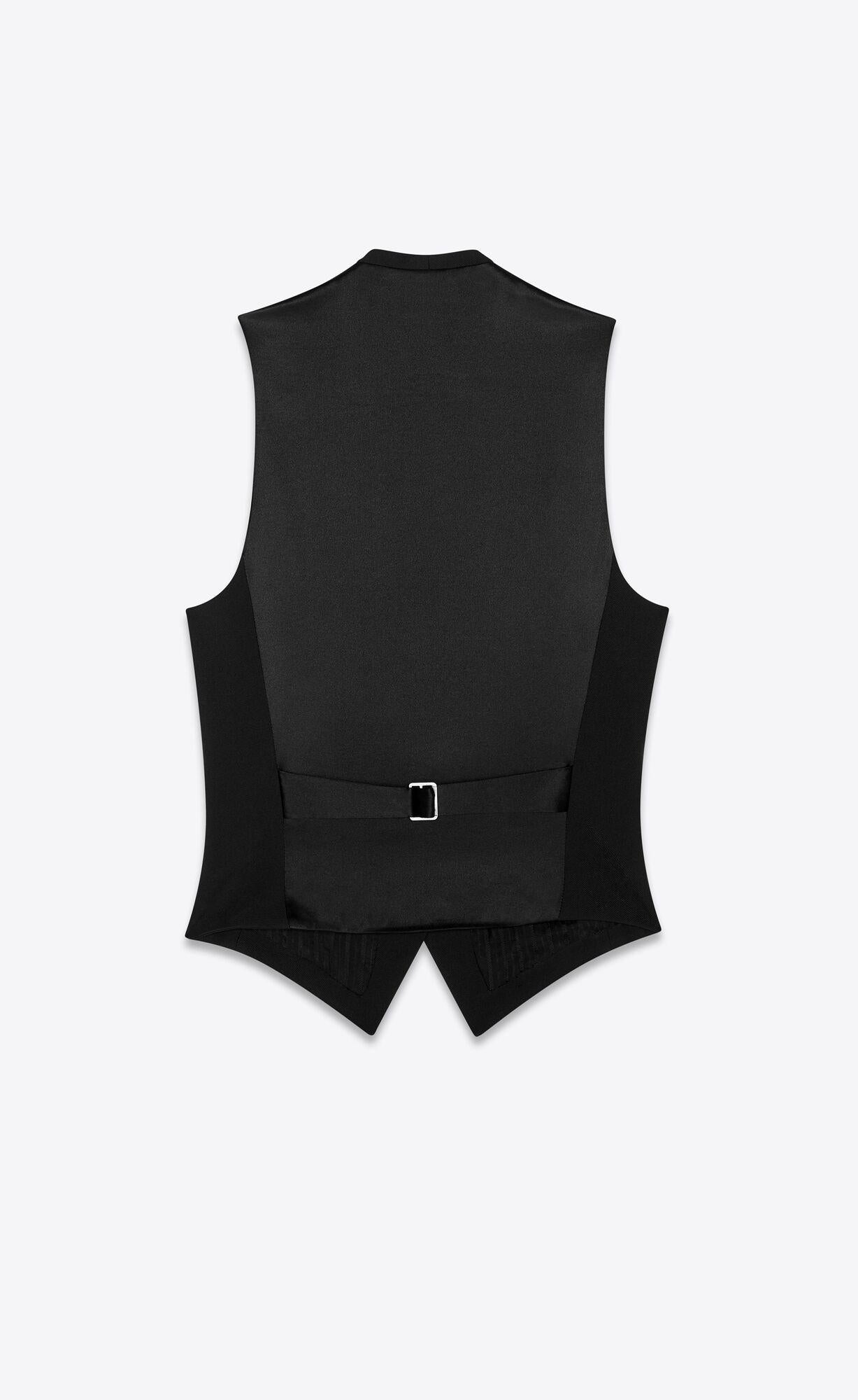 Saint Laurent Schwarze Gabardine-Wollweste

Das 1961 von dem innovativen Designer Yves Saint Laurent gegründete französische Luxusmodehaus Saint Laurent verbindet fachmännische Handwerkskunst mit dem für das Label typischen Rock 'n' Roll-Flair.
