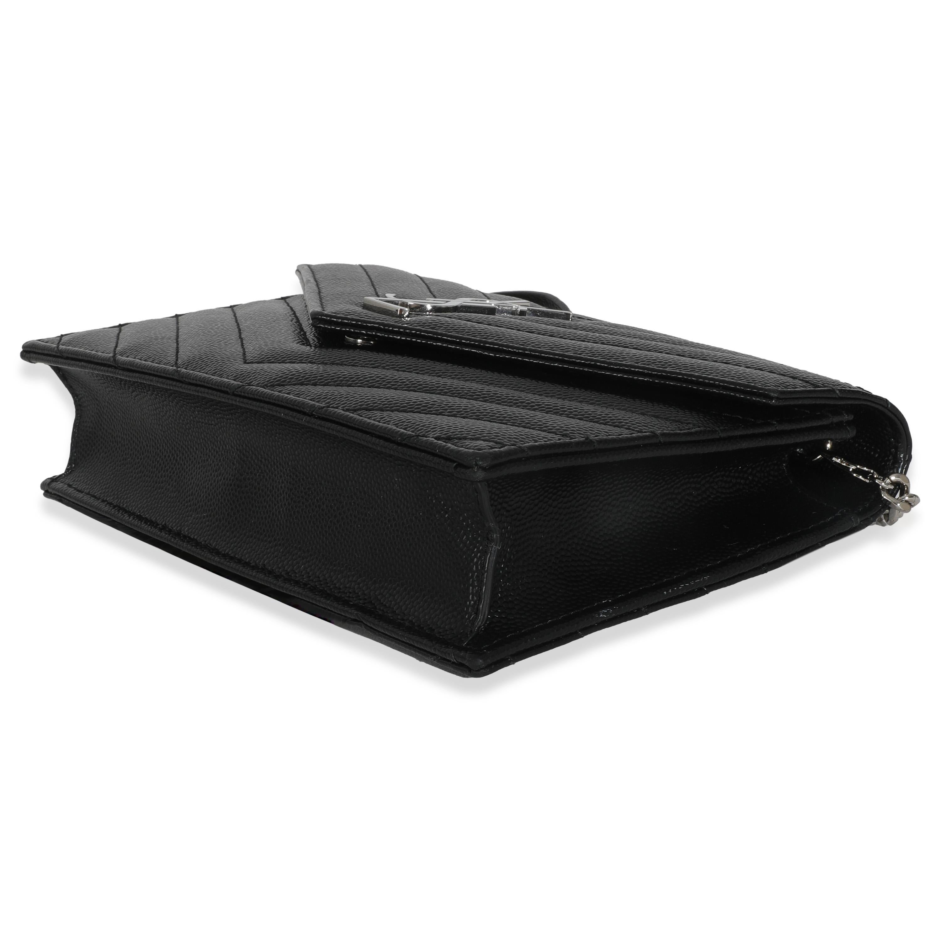 Saint Laurent Portafoglio a busta con catena in grana nera de poudre Chevron In condizioni ottime in vendita a New York, NY