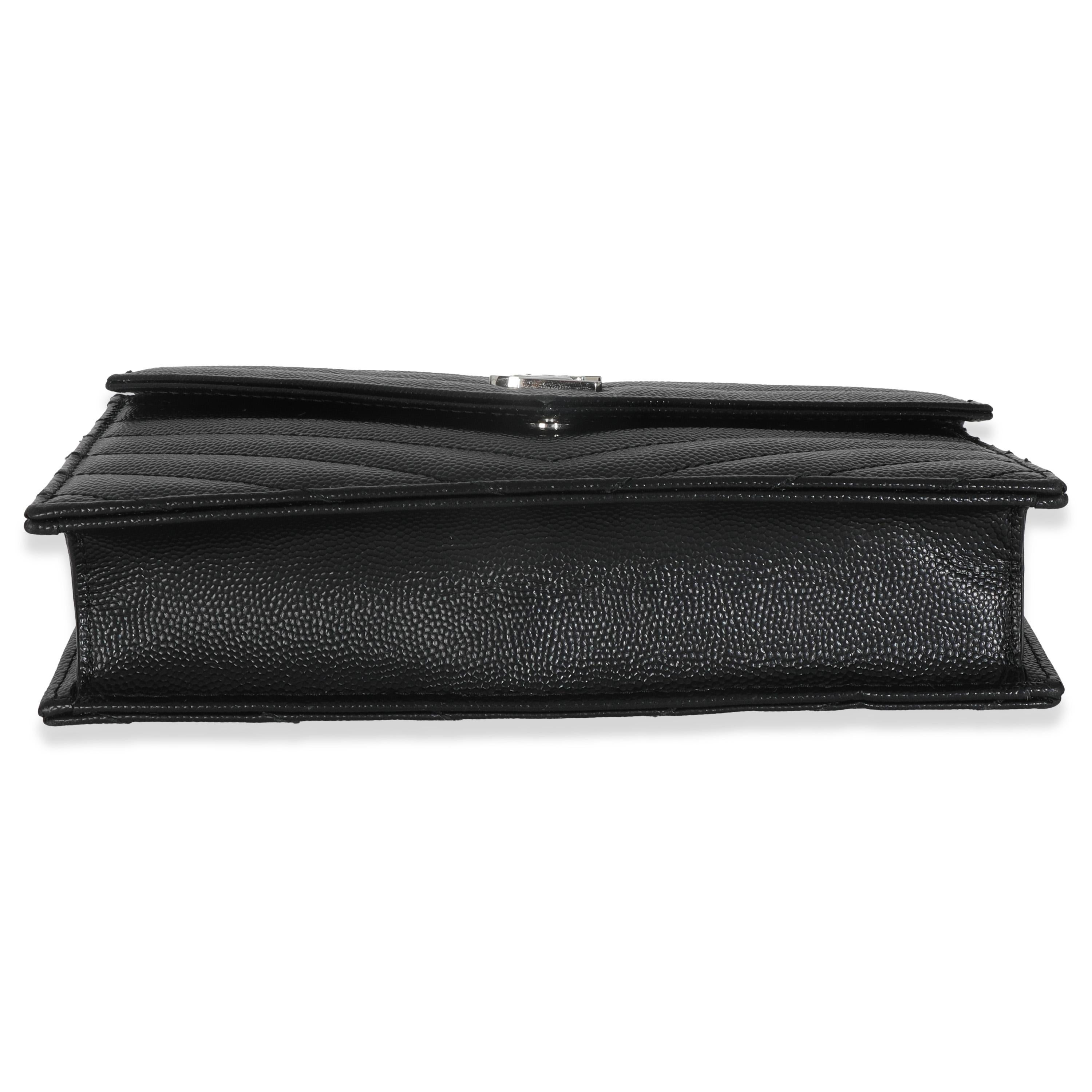 Saint Laurent Portafoglio a busta con catena in grana nera de poudre Chevron in vendita 2