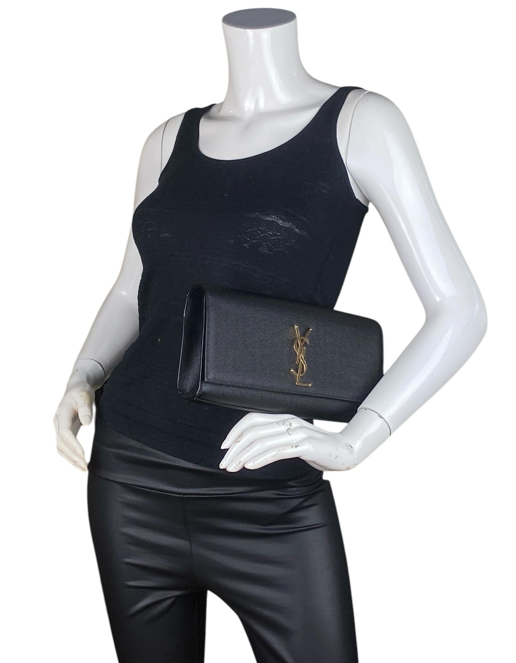 Saint Laurent Pochette Monogram Cassandre in Grain De Poudre nero

Prodotto in: Italia
Colore: oro
Hardware: Oro
Materiali: Pelle
Fodera: Tessuto fine nero
Chiusura/apertura: Patta superiore con chiusura magnetica
Tasche esterne: Nessuna
Tasche