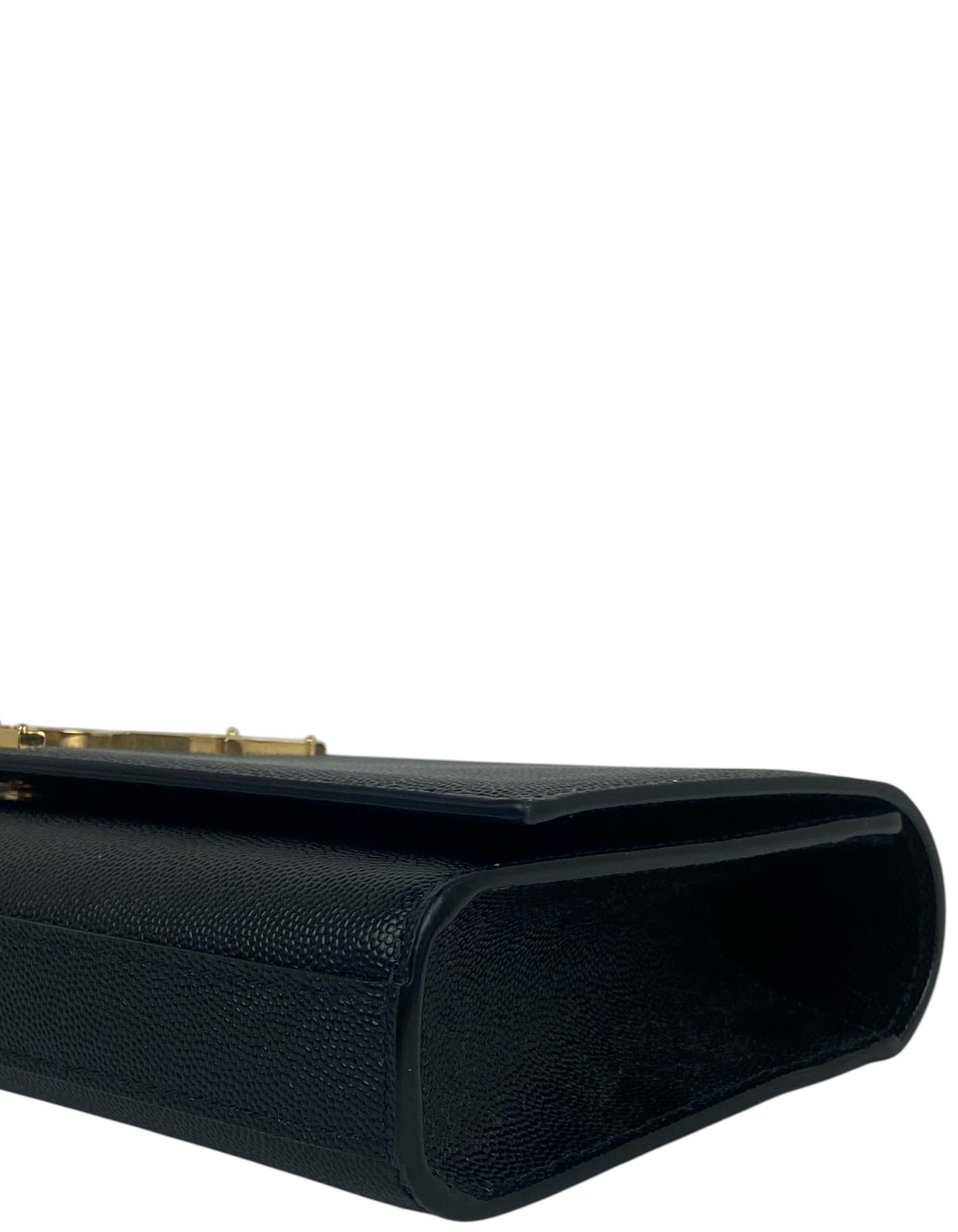 Saint Laurent Pochette Monogram Cassandre in Grain De Poudre nero In condizioni ottime in vendita a New York, NY