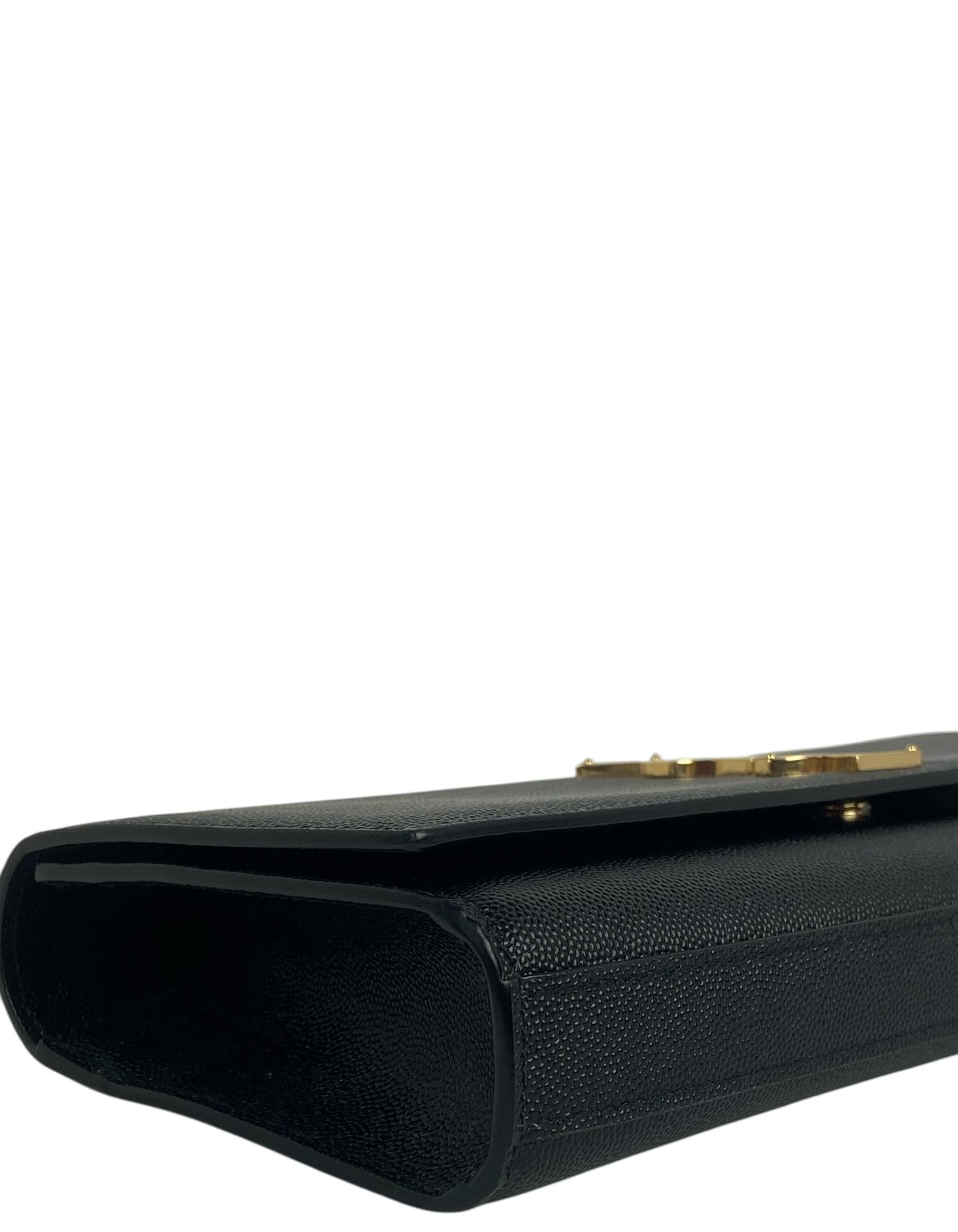 Donna Saint Laurent Pochette Monogram Cassandre in Grain De Poudre nero in vendita