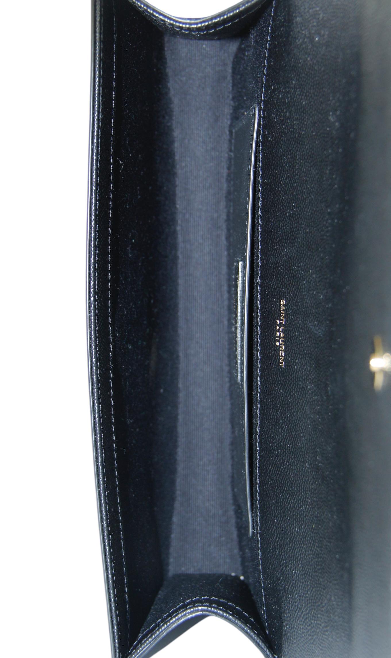 Saint Laurent Pochette Monogram Cassandre in Grain De Poudre nero in vendita 1