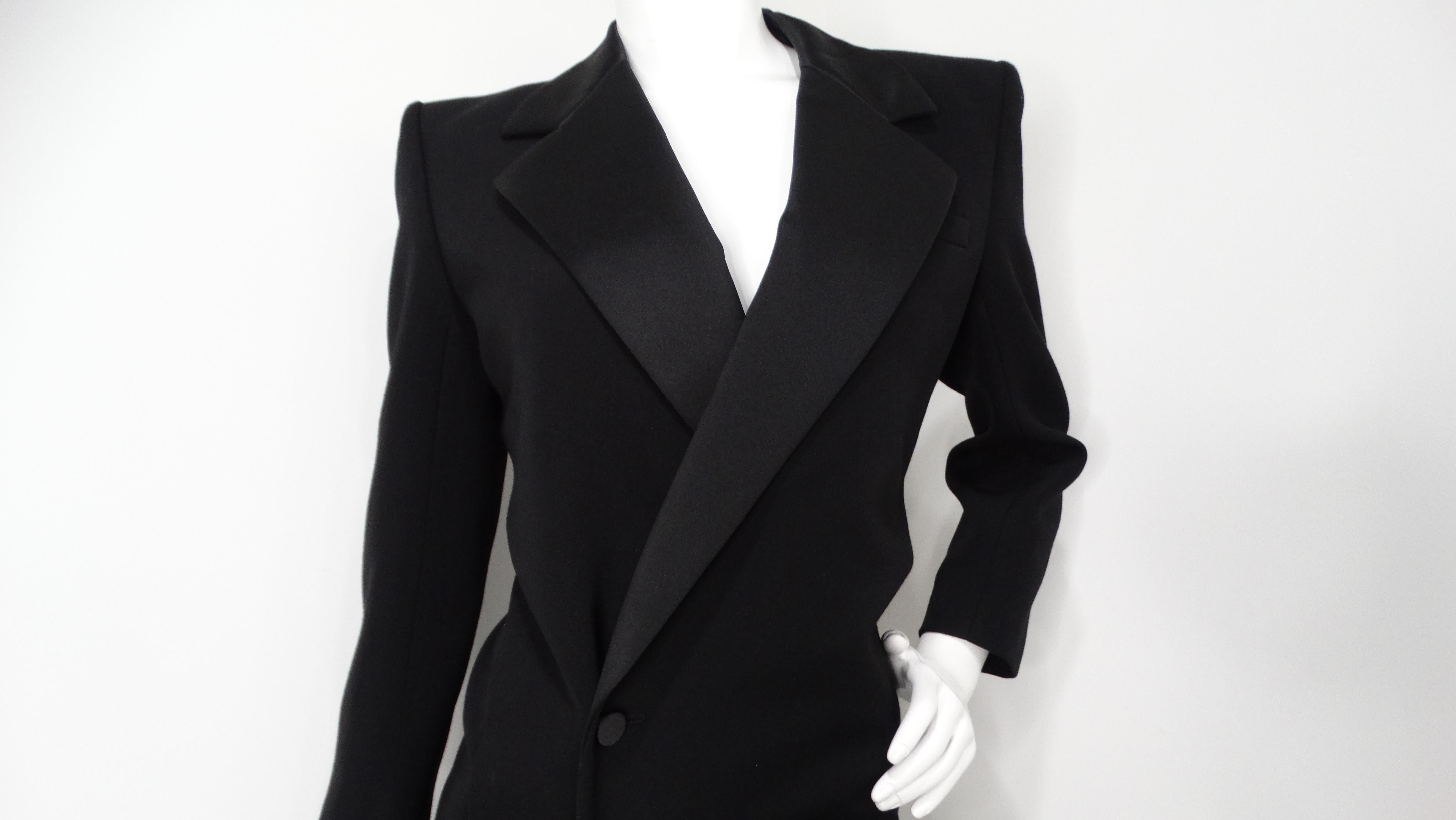Dieses schwarze, mit Seide gefütterte Tuxedo-Kleid von Saint Laurent ist eine Meisterleistung moderner Schneiderkunst und bietet eine raffinierte und unbestreitbar schicke Variante klassischer Abendgarderobe. Er ist aus luxuriöser Grain de