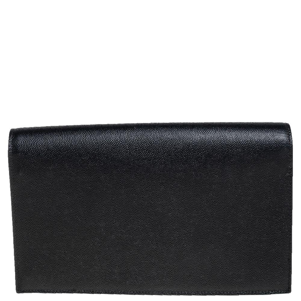 Meticulously crafted from high-end leather, this Saint Laurent Kate clutch exudes just the right amount of sophistication. The clutch features a YSL logo on the front flap and a fabric interior with a slip pocket. Carry this stunner wherever you go