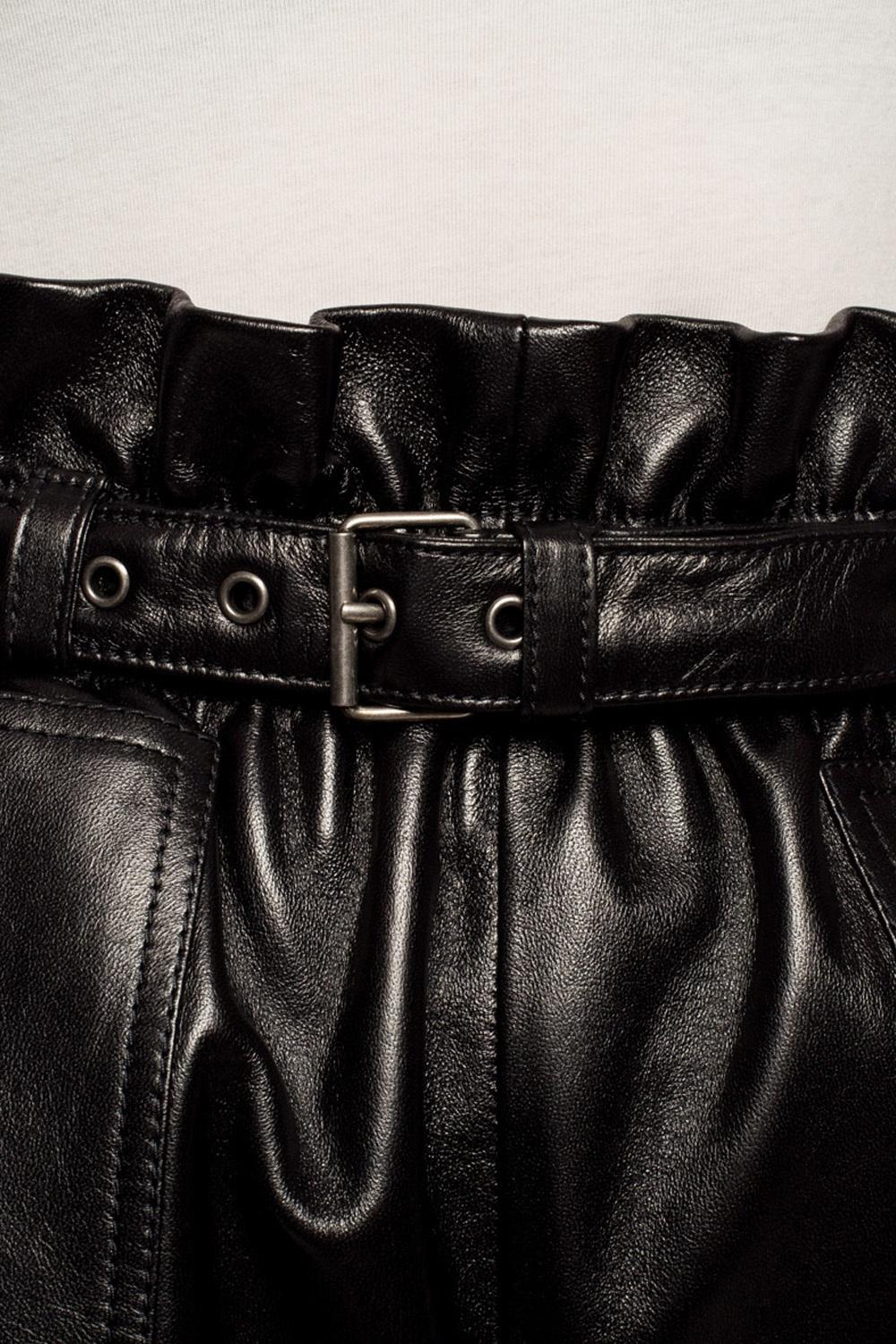 Saint Laurent Schwarze Shorts aus Leder mit hoher Taille und Gürtel Größe 36 Damen im Angebot