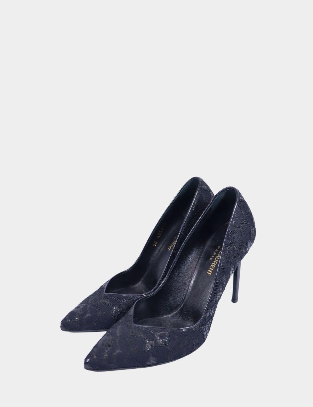 La sofisticación se une a la sensualidad en estos zapatos de salón Saint Laurent de encaje negro. Fabricados en Italia, llevan una delicada capa de encaje floral que añade textura e intriga a la clásica silueta de punta. El elegante tacón de aguja y