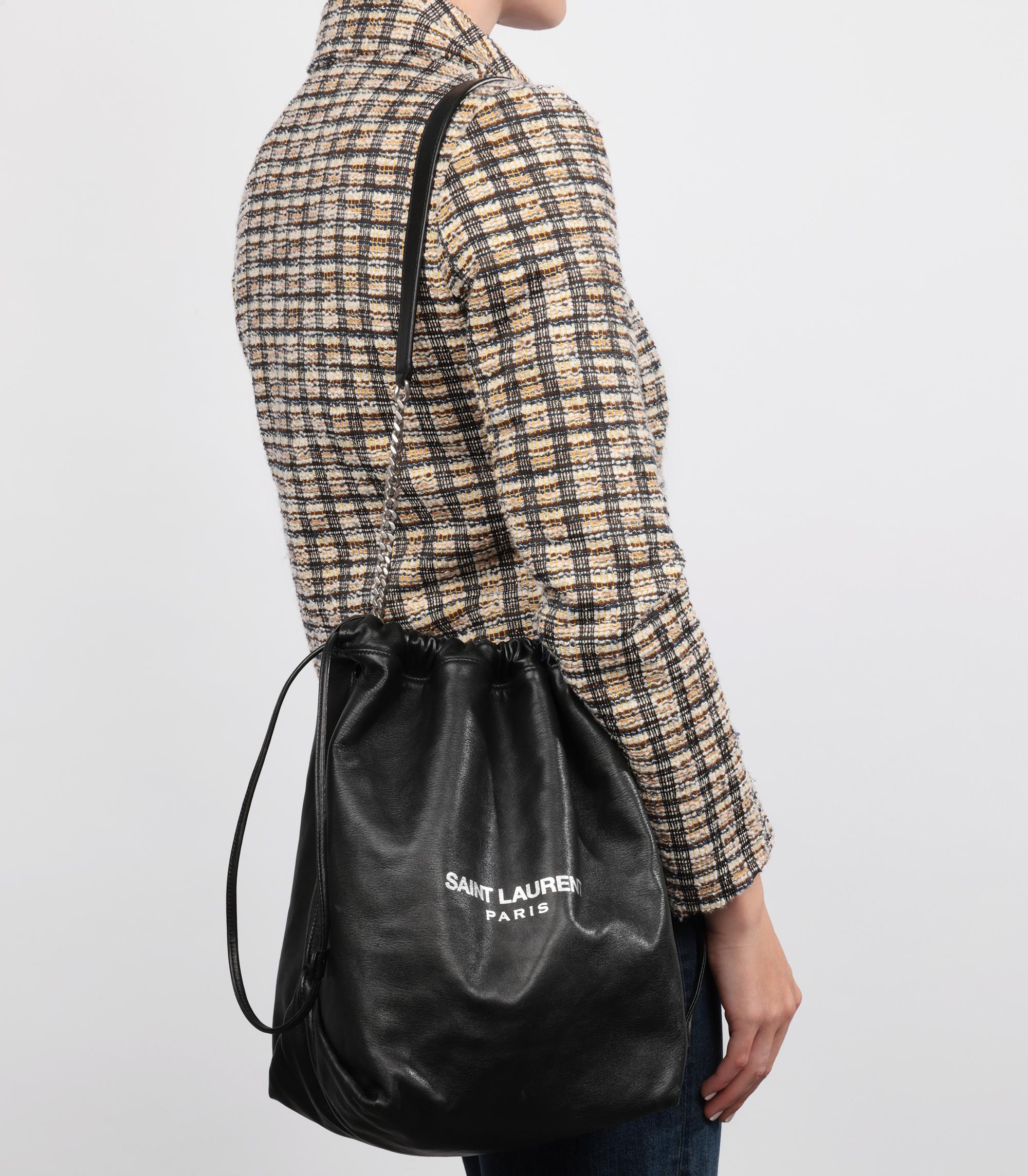 Saint Laurent Bolso Bucket de Piel de Cordero Negro con Bolsita

Detalles del producto
Xupes Ref: HB5342
Marca: Saint Laurent
Model No: Bolso Teddy Bucket
Tipo: Hombro, Crossbody
Edad: 2018
Acompañado de: Bolsa guardapolvo Saint Laurent, folleto de