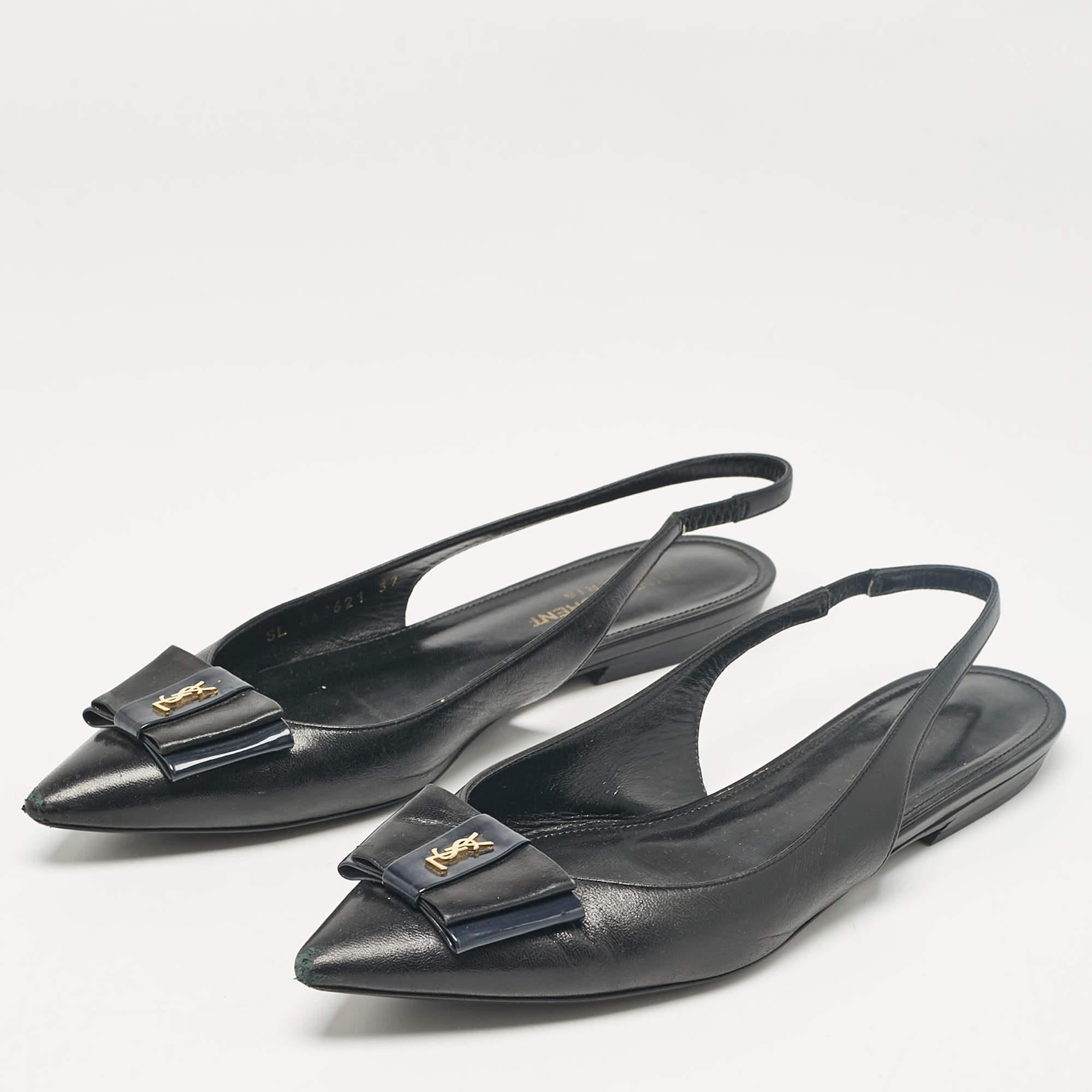 A perfect blend of luxury style and comfort these designer flats are made using quality materials and frame your feet in the most refined way. They can be paired with a host of outfits from your wardrobe.
