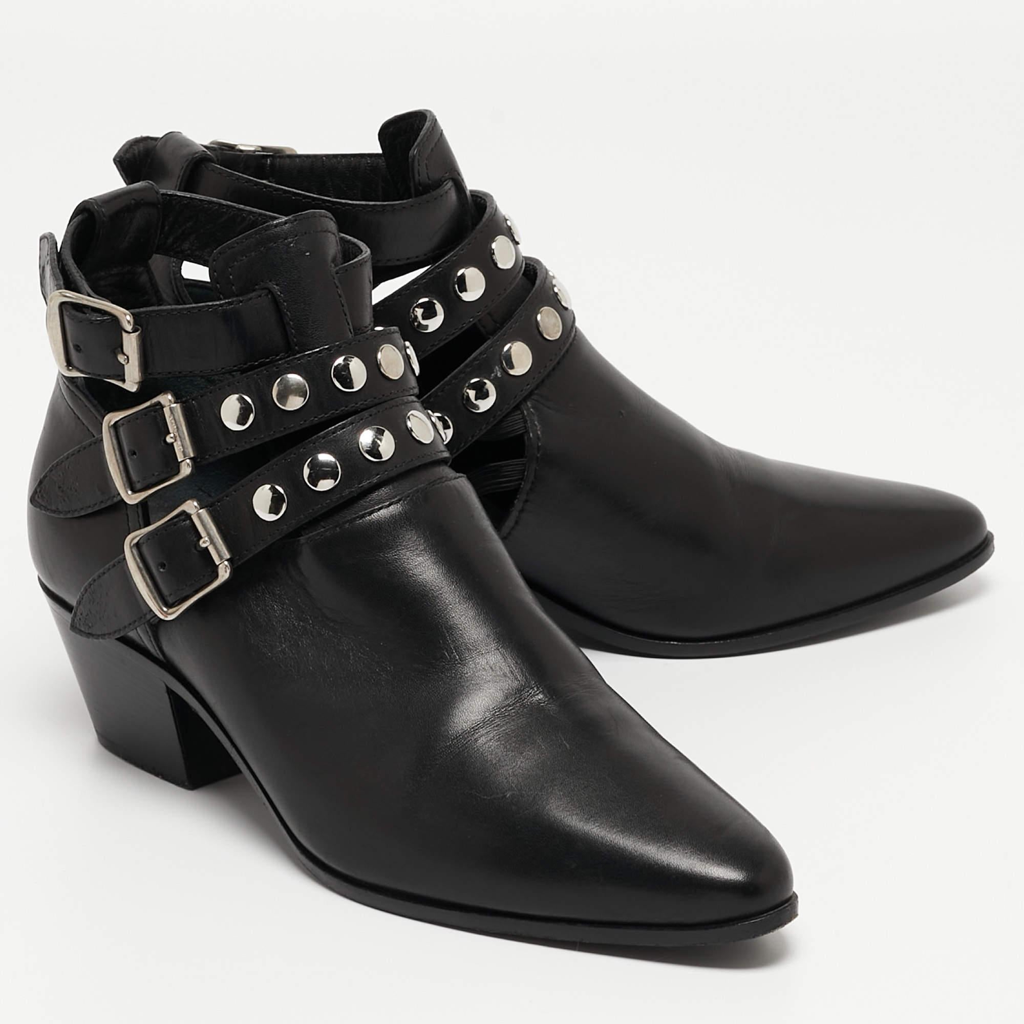 Ces bottines Saint Laurent sont un bon choix. Offrant le meilleur du confort et du style, la paire est dotée de brides à boucle pour ajouter une touche de style supplémentaire à n'importe quelle tenue.

Comprend : Sac à poussière original