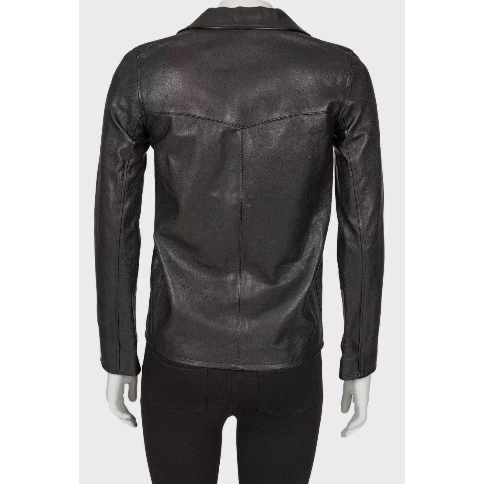 Ce blazer en cuir noir de Saint Laurent est une pièce rare qui rehausse votre garde-robe. Cette superbe pièce est fabriquée à 100 % en cuir véritable et présente une silhouette droite intemporelle avec une fermeture à boutons. Il est accompagné de