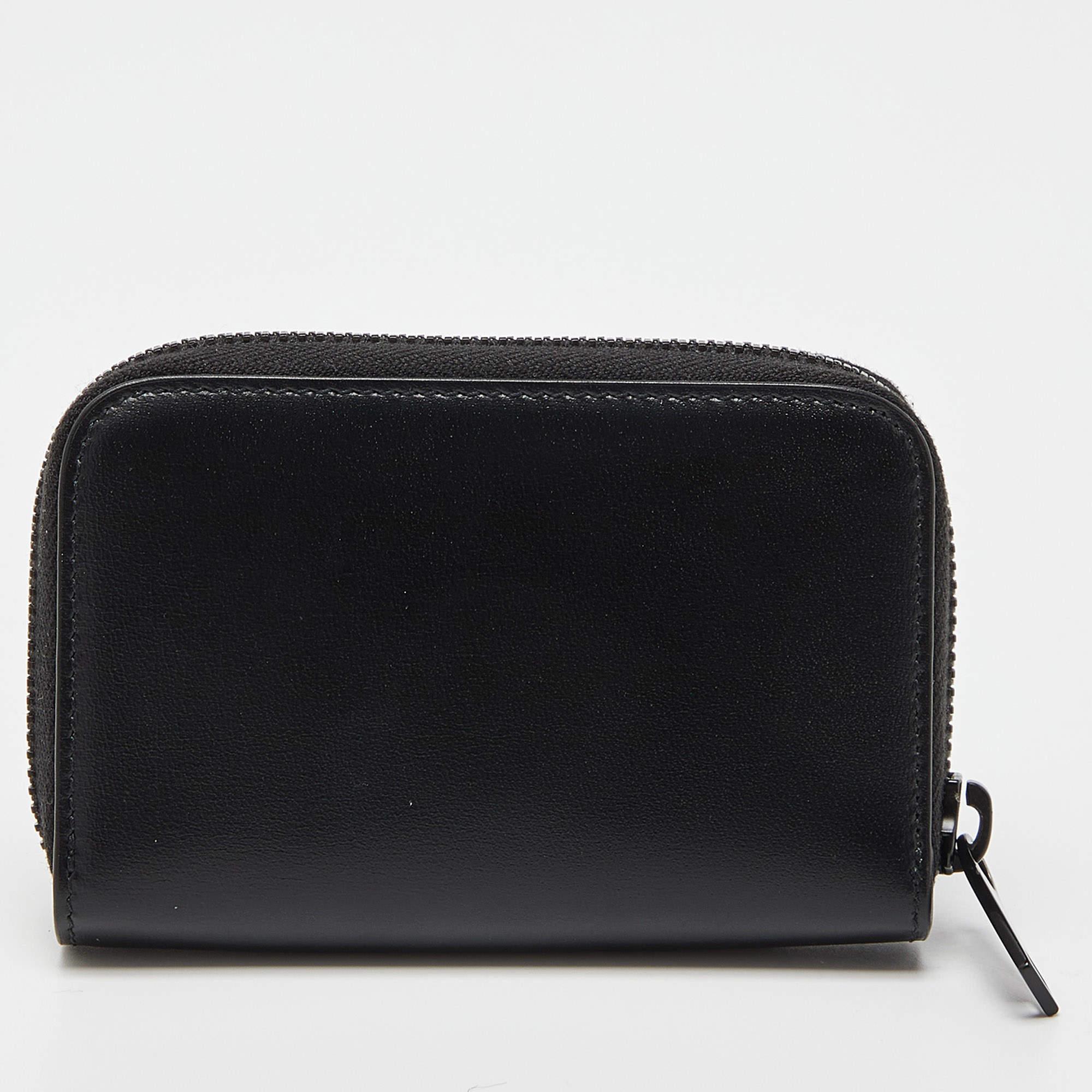 This Saint Laurent wallet is an immaculate balance of sophistication and rational utility. It has been designed using prime quality materials and elevated by a sleek finish. The creation is equipped with ample space for your monetary