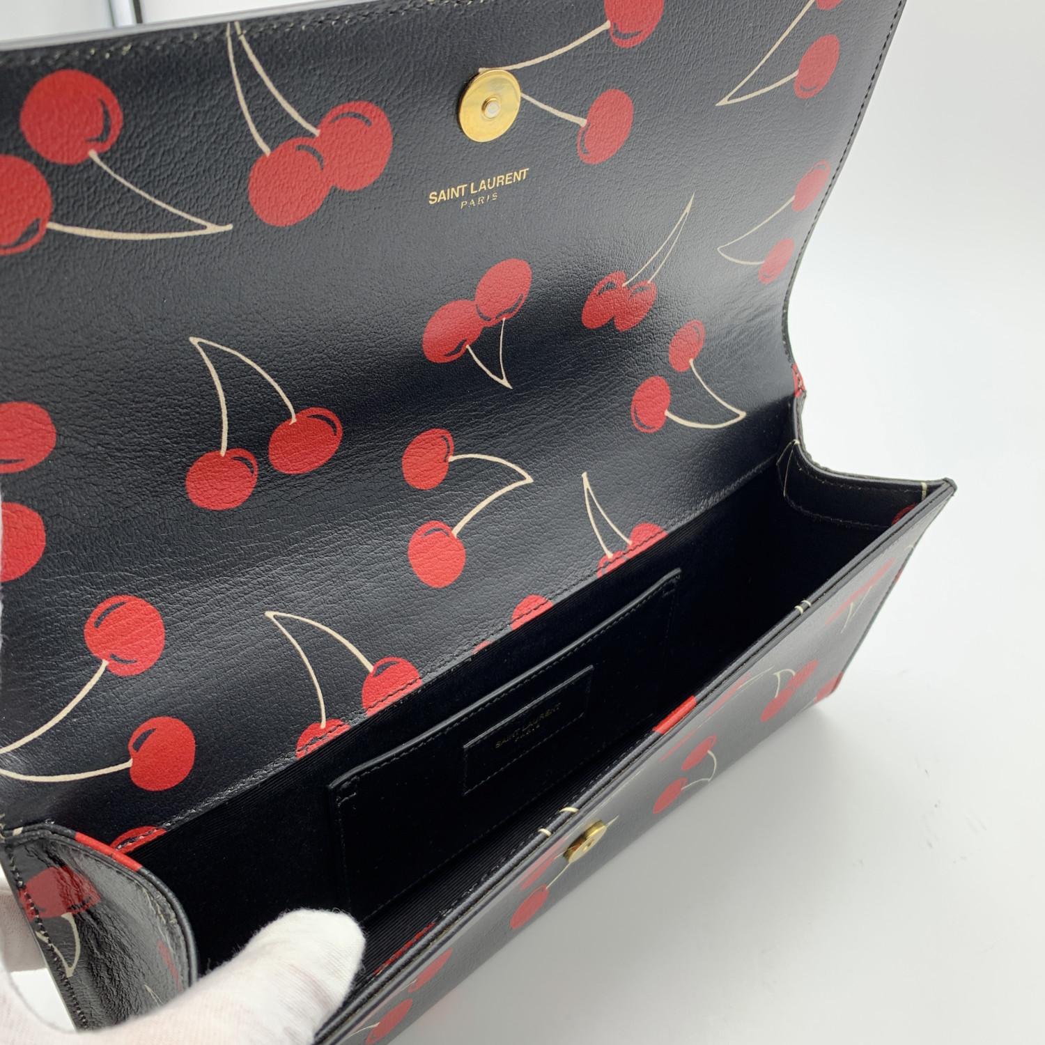 Saint Laurent Monogrammierte Clutch aus schwarzem Leder mit Kirschbaumdruck 1