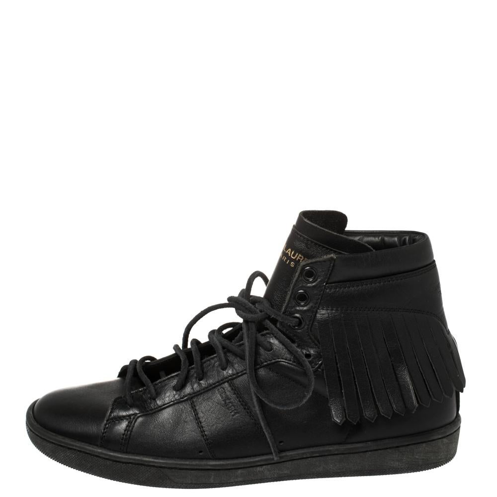 Comfort and style come together in these stylish Classic Court sneakers from Saint Laurent. These have been crafted from black leather in a high-top silhouette and designed with round toes, lace-ups on the vamps, logo details on the exaggerated
