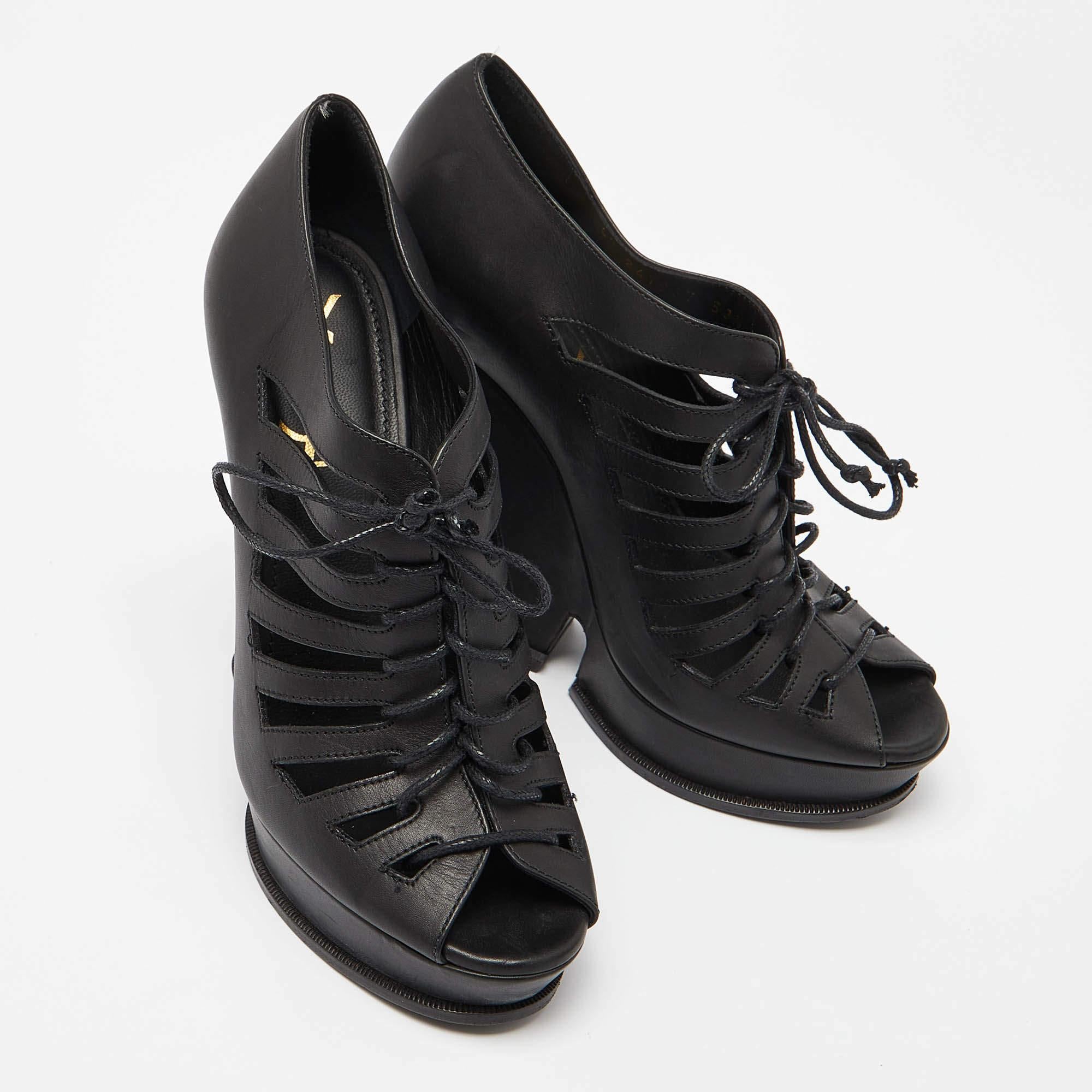 Saint Laurent Botines Hortense de cuña y plataforma en piel negra recortada Talla 38.5 en Excelente estado para la venta en Dubai, Al Qouz 2