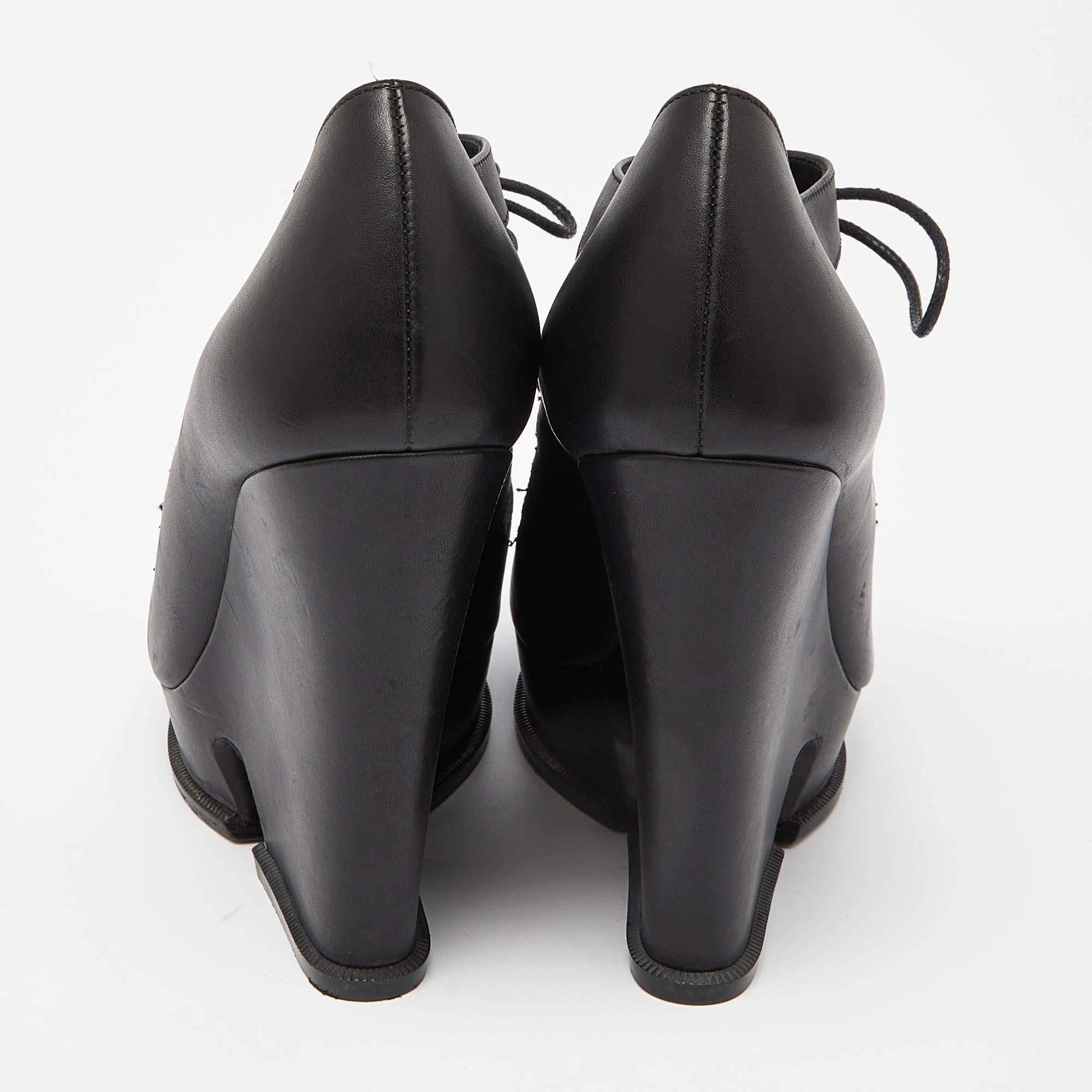 De las mujeres Saint Laurent Botines Hortense de cuña y plataforma en piel negra recortada Talla 38.5 en venta